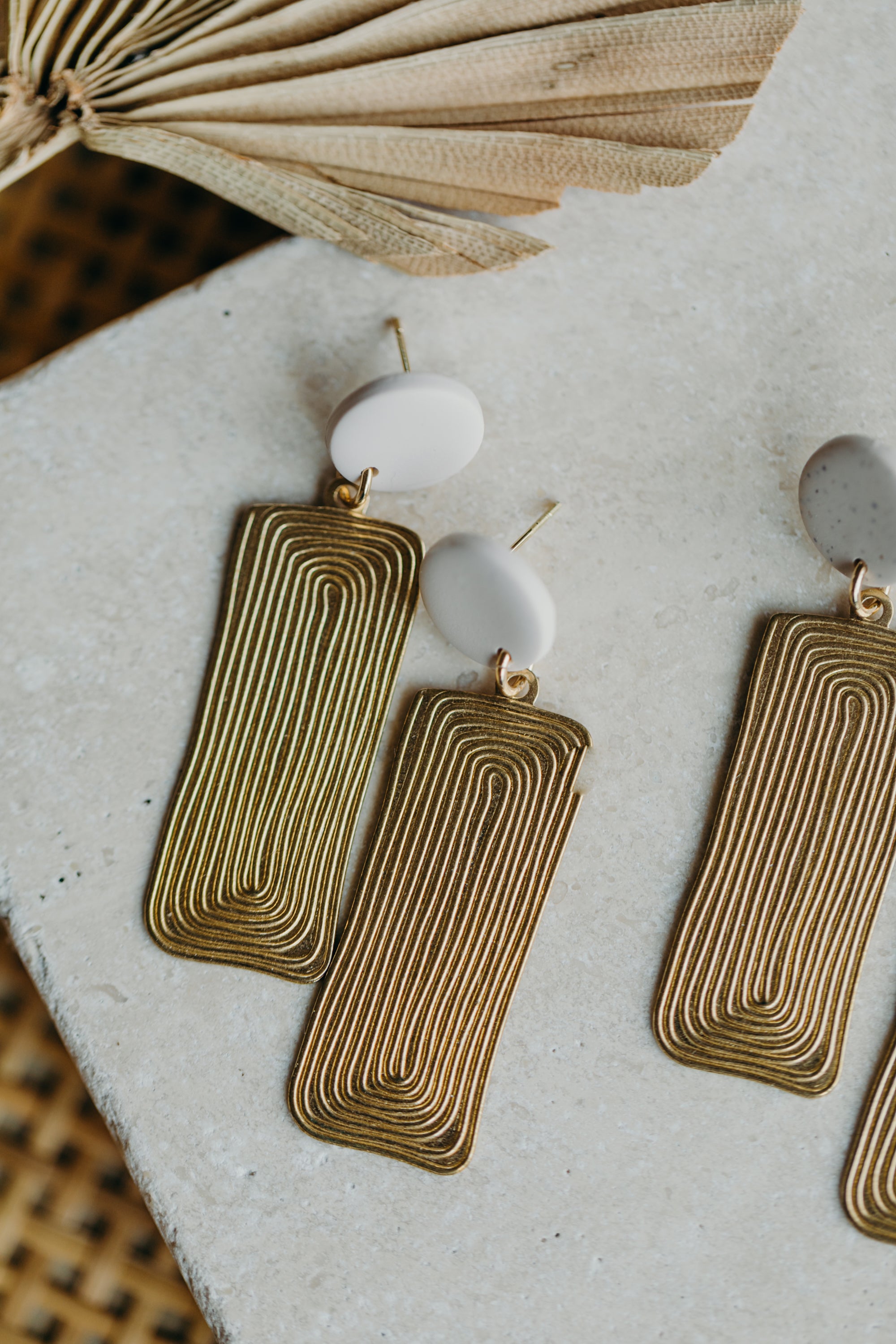 runde Polymer Ton Ohrringe mit langem Messinganhänger