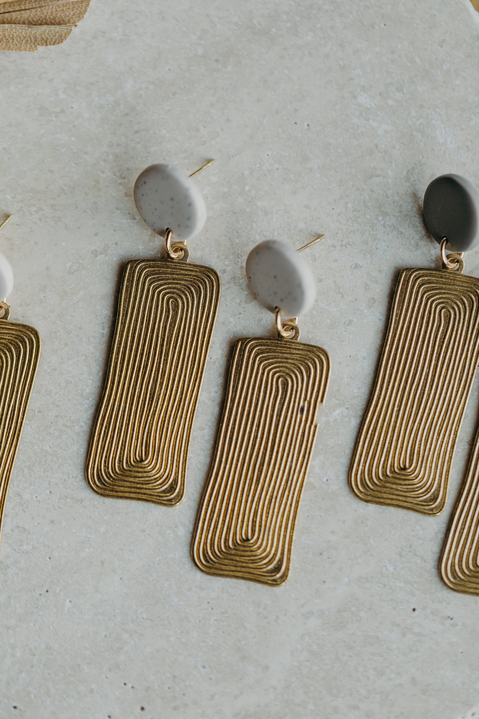 runde Polymer Ton Ohrringe mit langem Messinganhänger