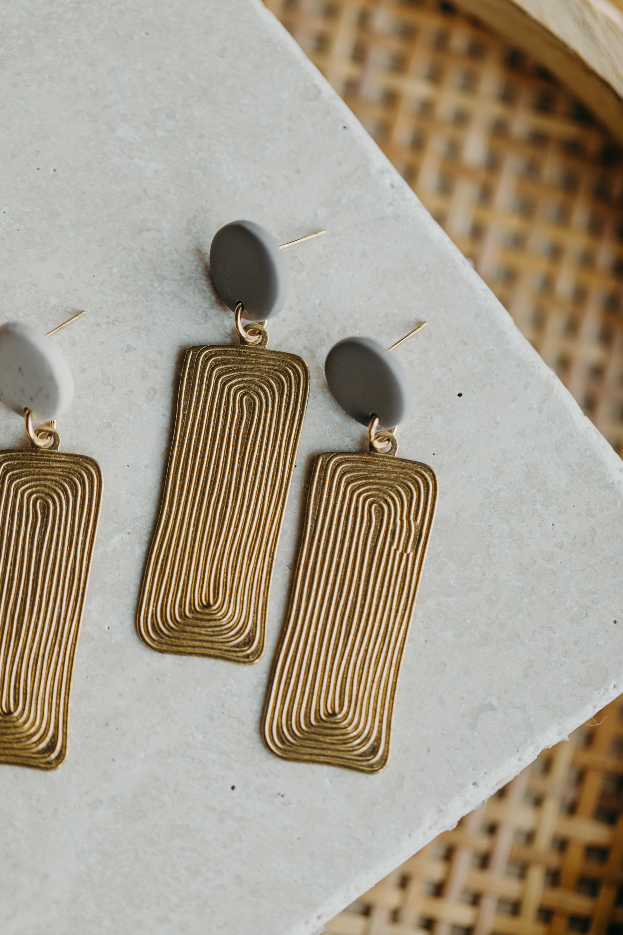 runde Polymer Ton Ohrringe mit langem Messinganhänger