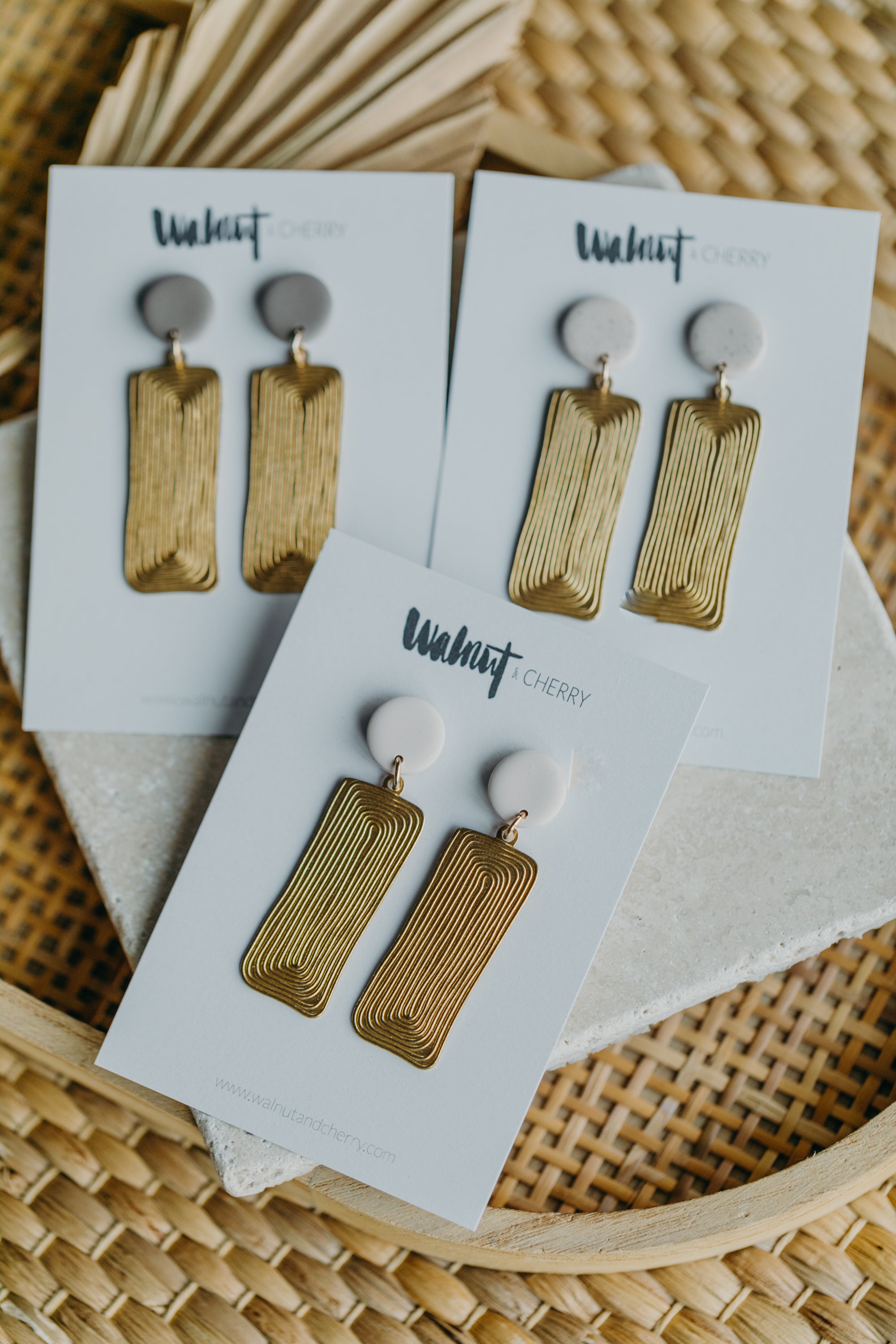 runde Polymer Ton Ohrringe mit langem Messinganhänger