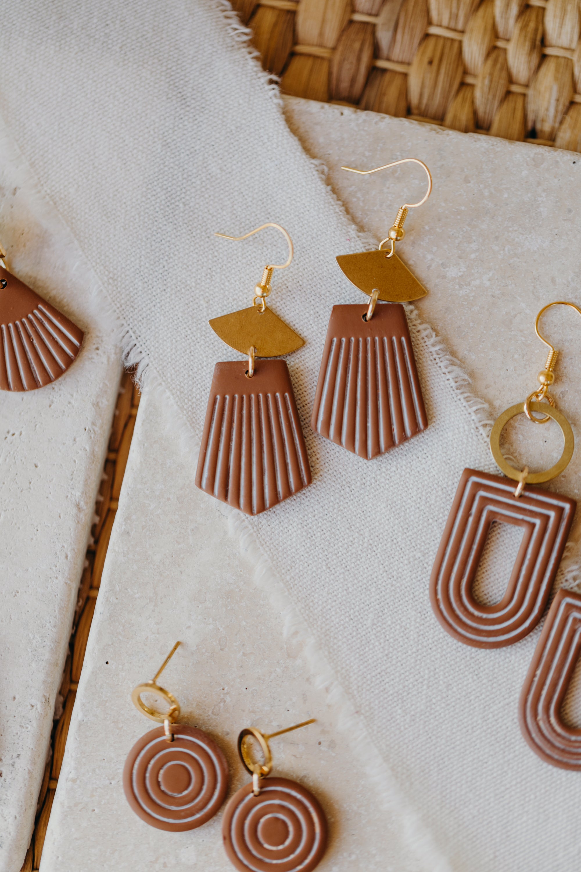 braune Polymer Ton Ohrringe mit weißen Linien