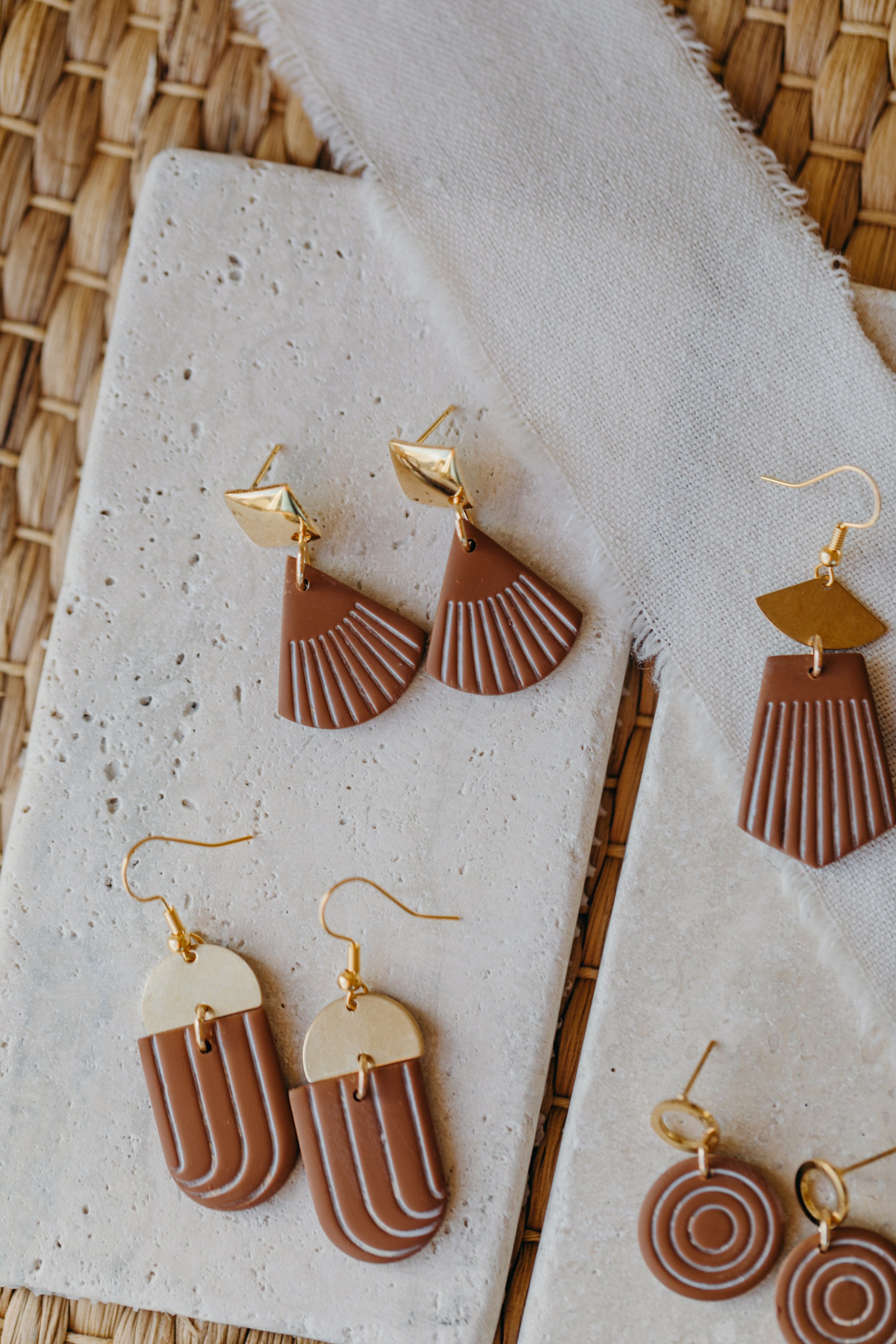 braune Polymer Ton Ohrringe mit weißen Linien