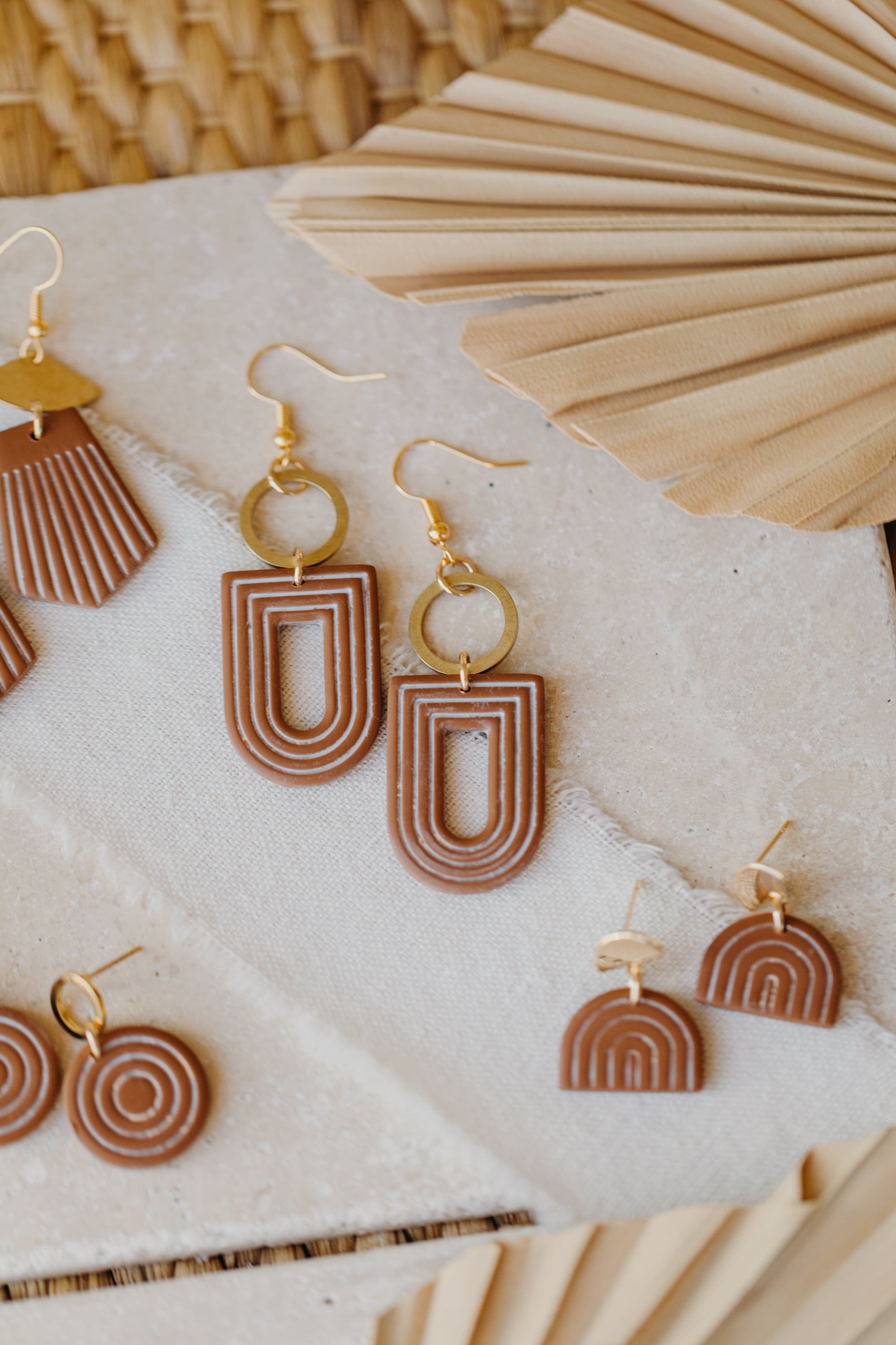 braune Polymer Ton Ohrringe mit weißen Linien