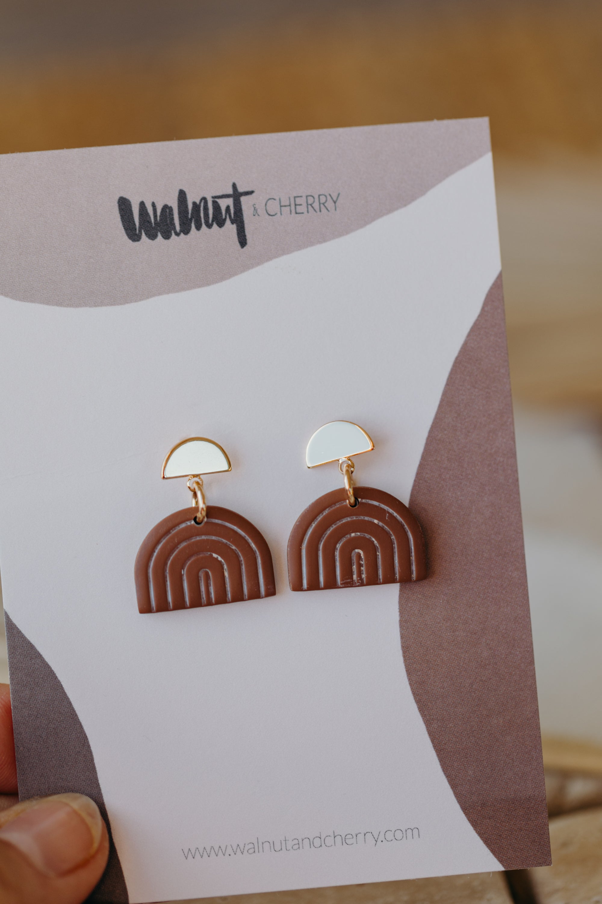 braune Polymer Ton Ohrringe mit weißen Linien