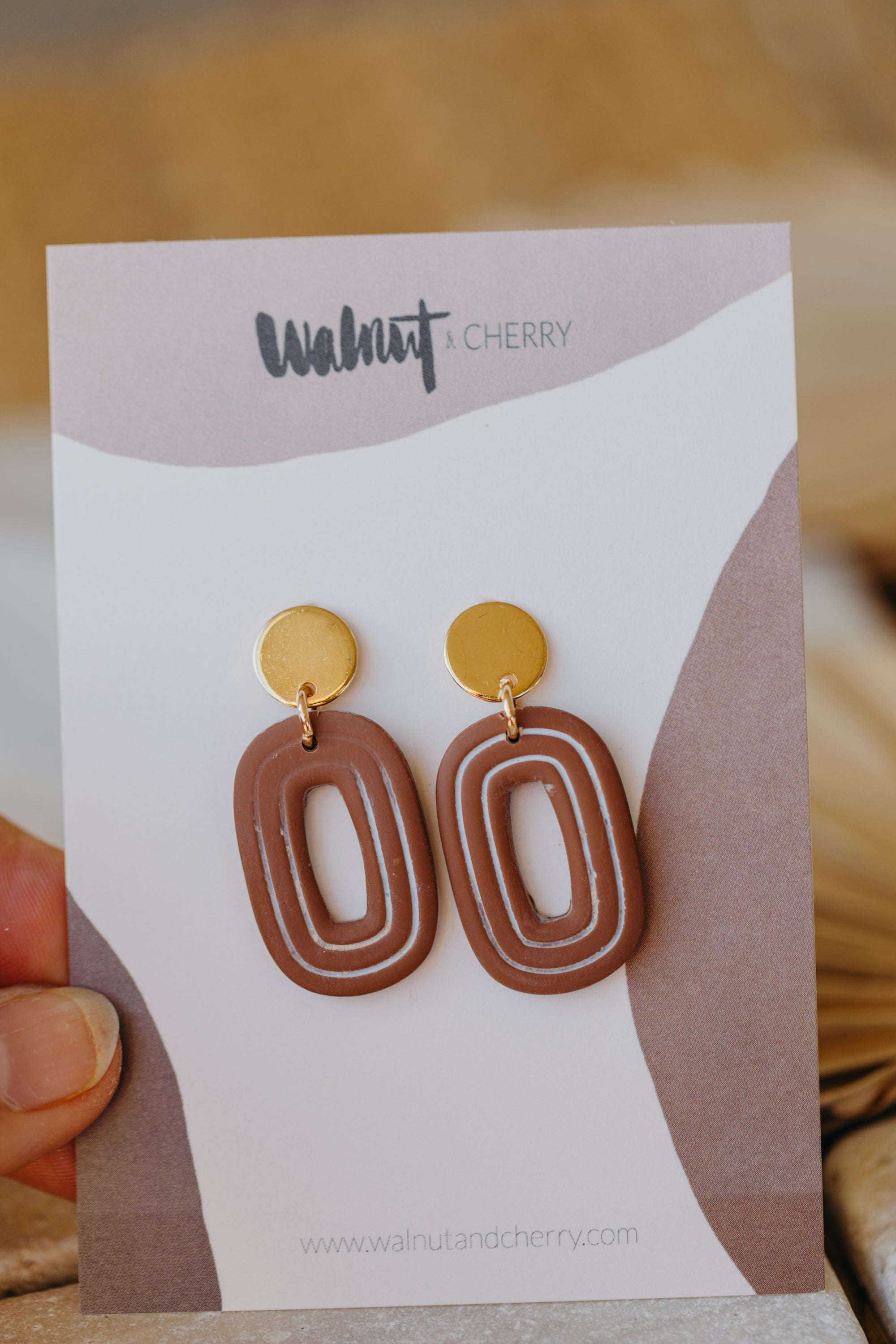 braune Polymer Ton Ohrringe mit weißen Linien