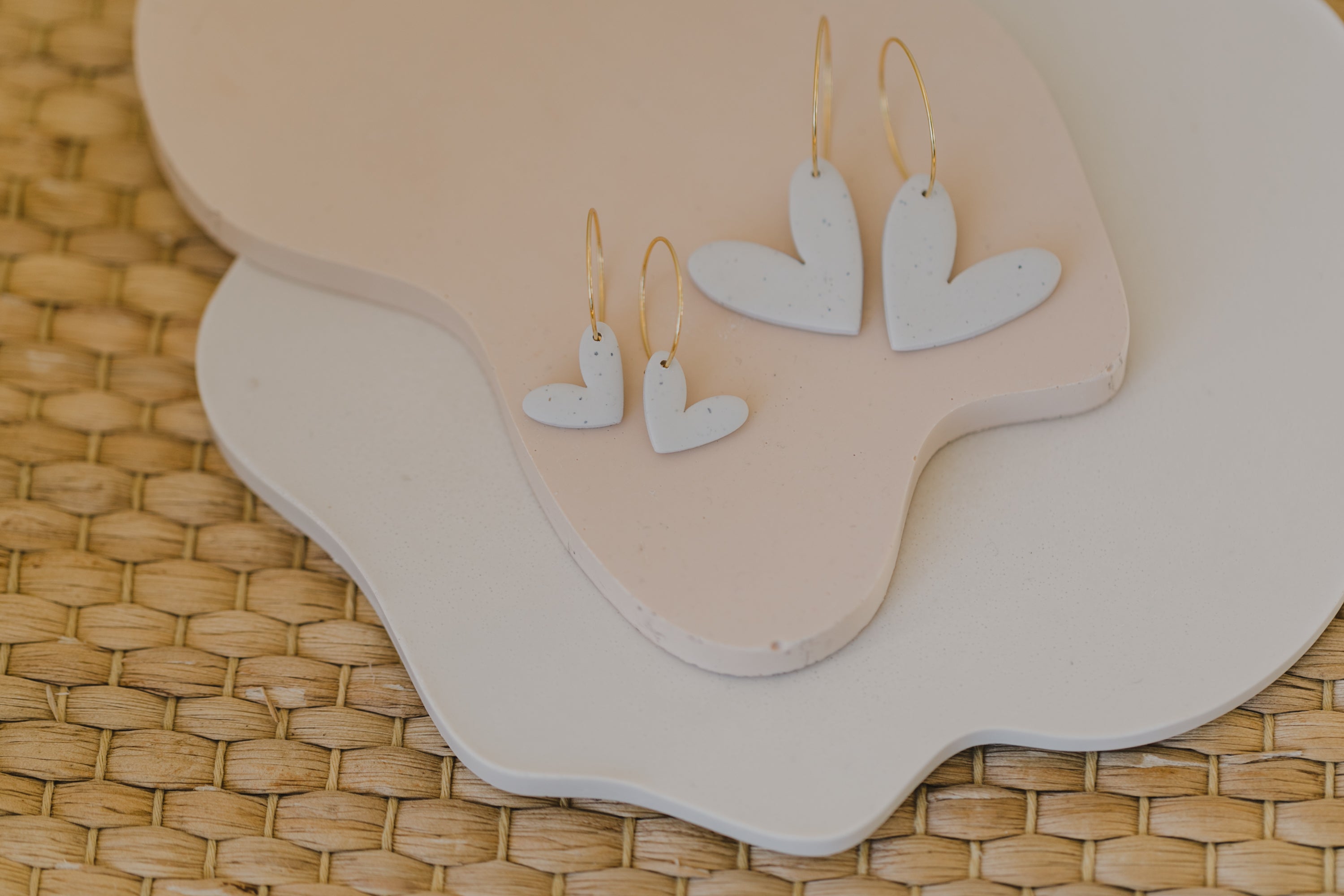 MILA - Creolen mit weißem Herz Anhänger aus Polymer Ton