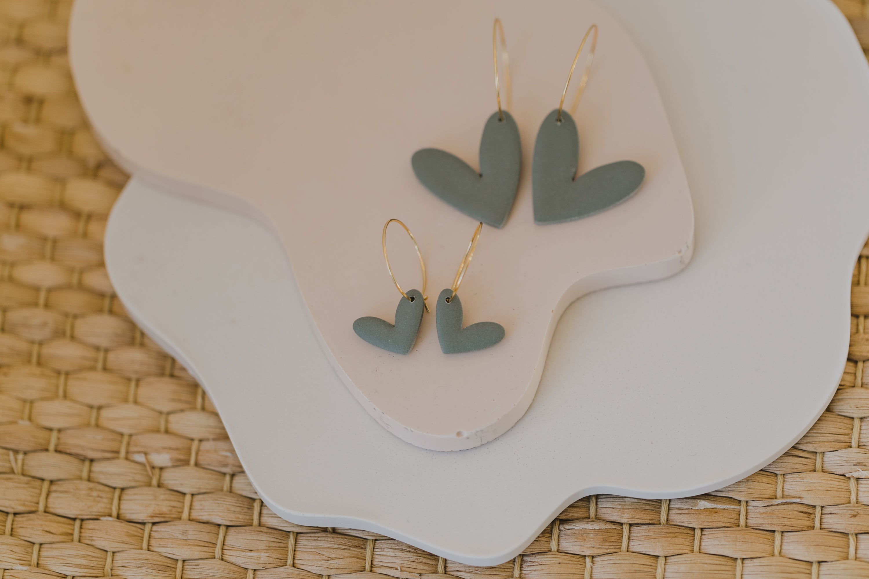 MILA - Creolen mit grünem Herz Anhänger aus Polymer Ton