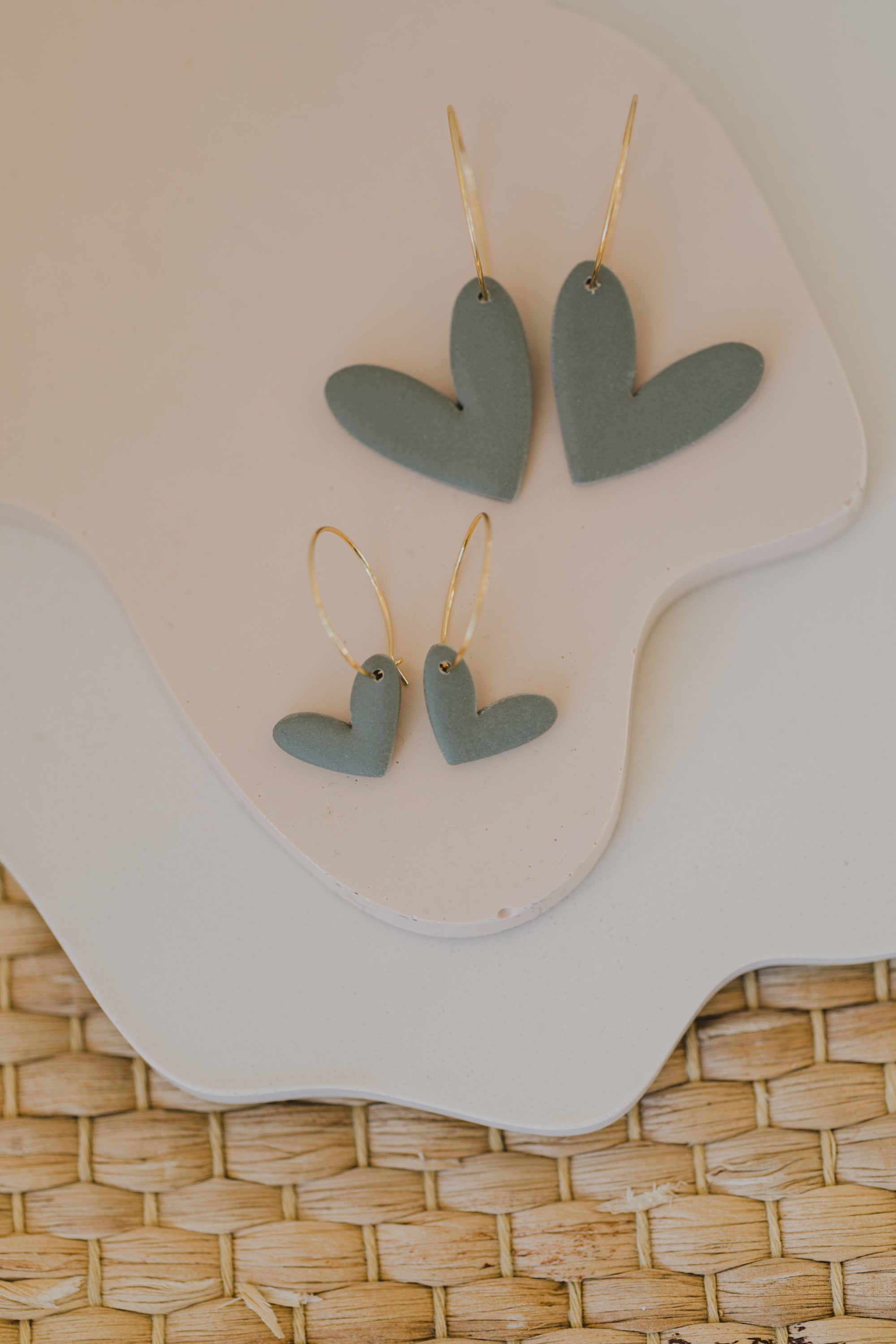 MILA - Creolen mit grünem Herz Anhänger aus Polymer Ton