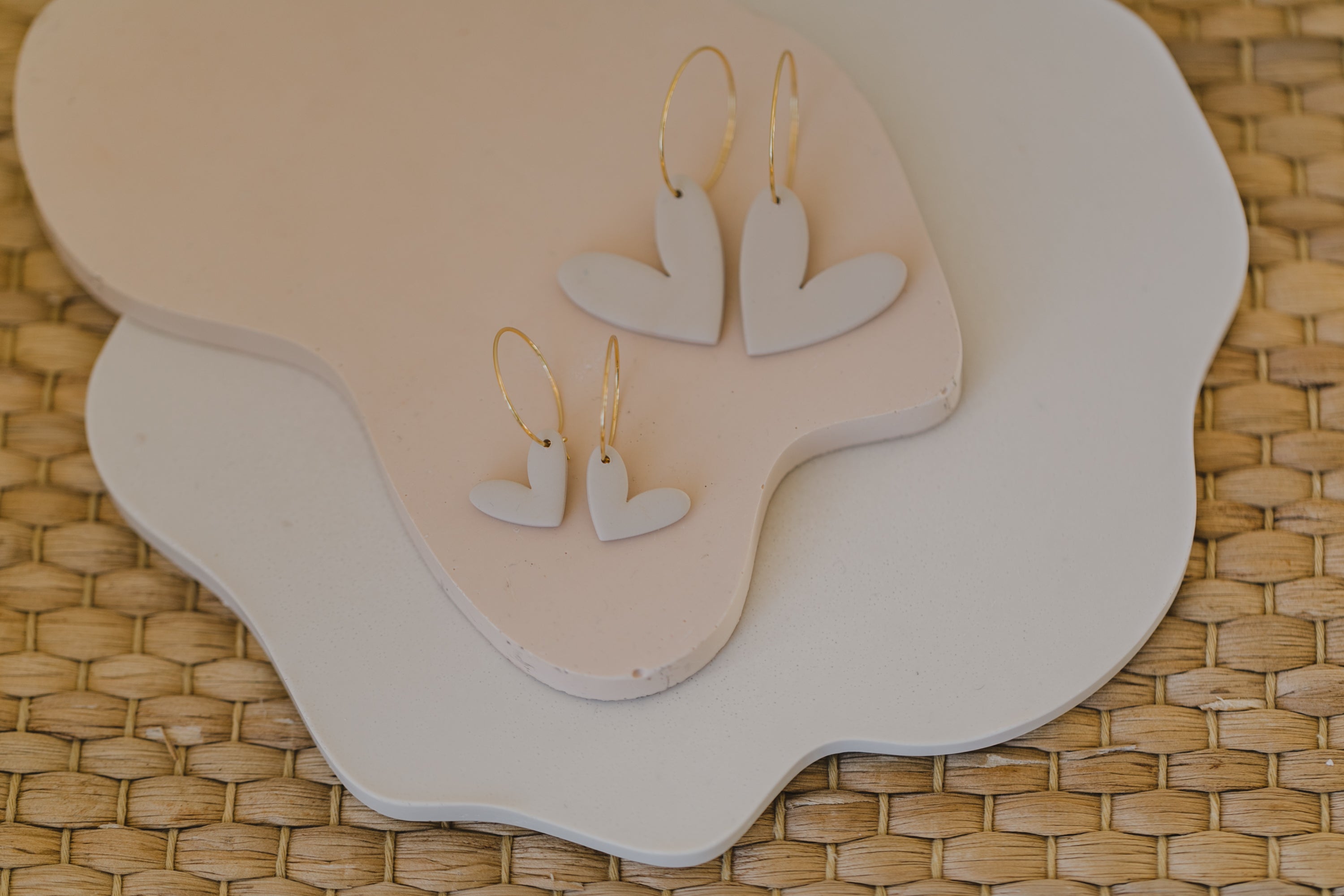 MILA -
Creolen mit beigen Herz Anhänger aus Polymer Ton