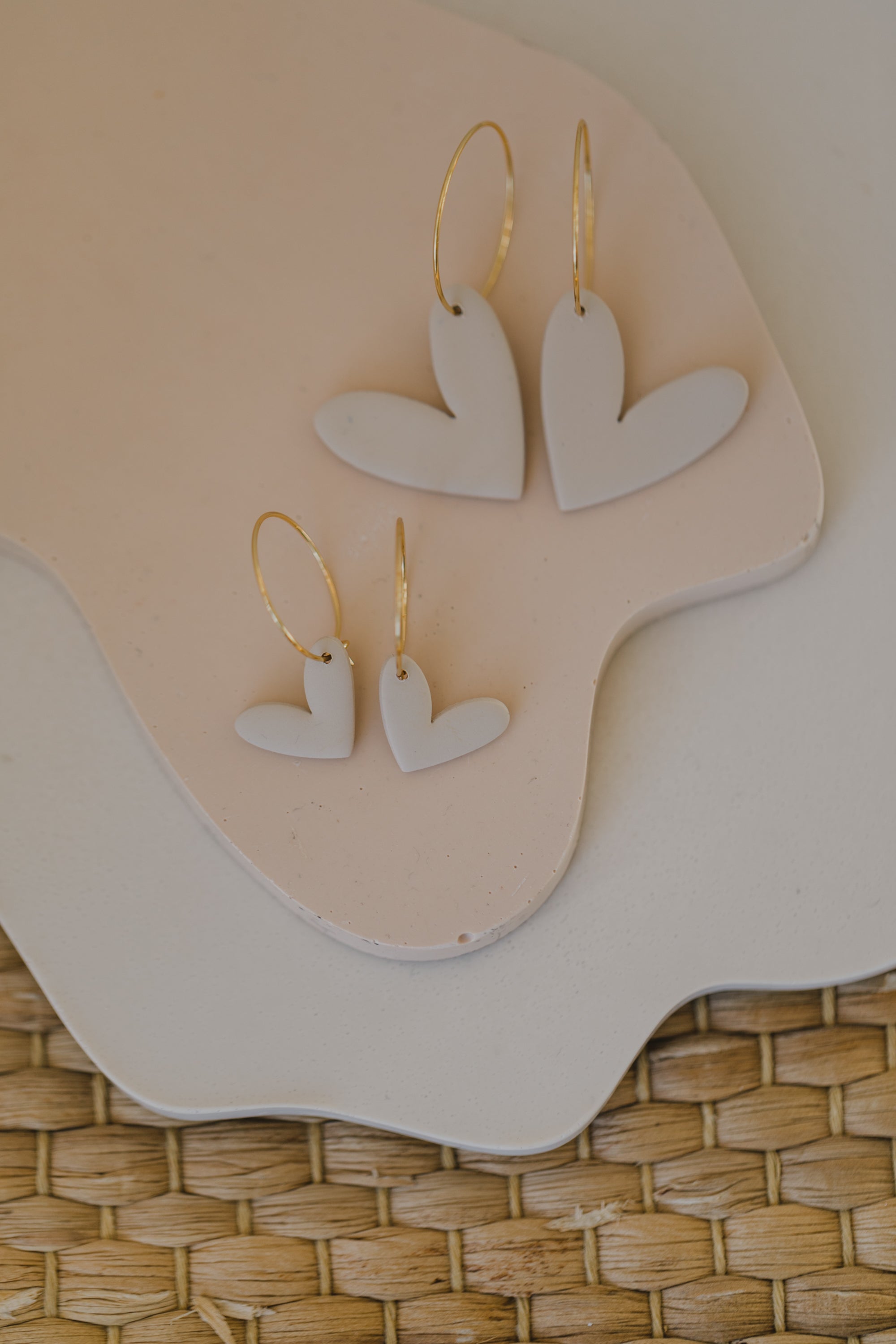 MILA -
Creolen mit beigen Herz Anhänger aus Polymer Ton