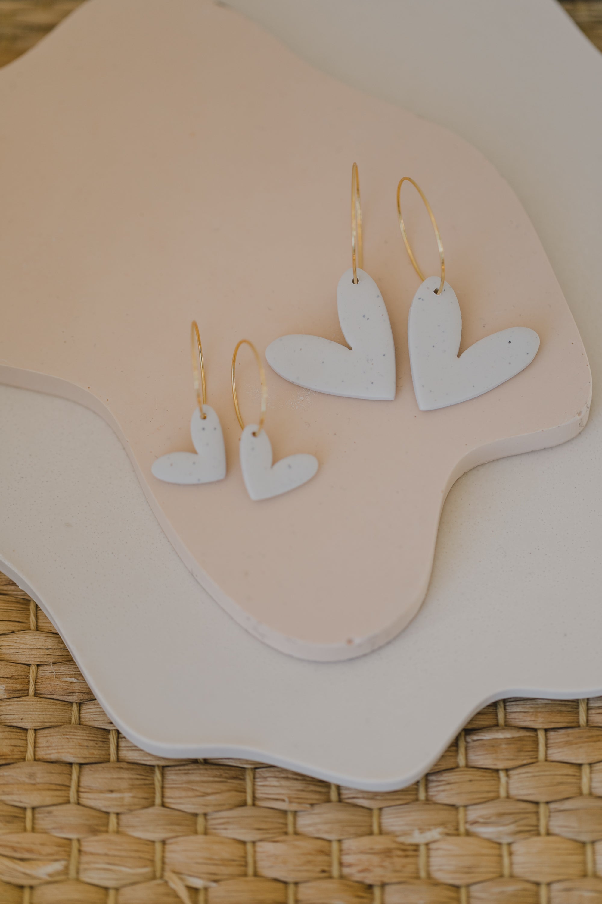 MILA - Creolen mit weißem Herz Anhänger aus Polymer Ton