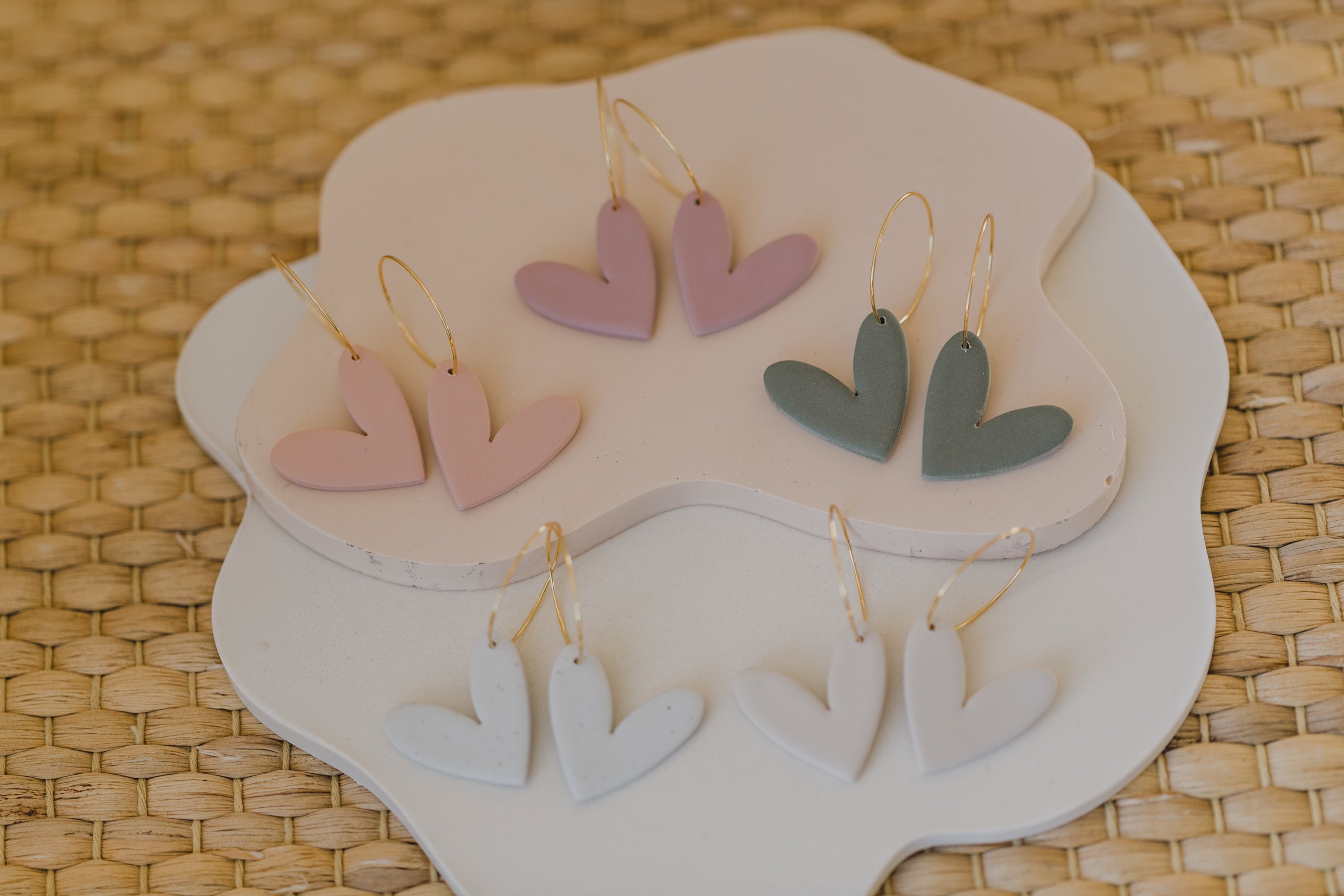 MILA - Creolen mit grünem Herz Anhänger aus Polymer Ton