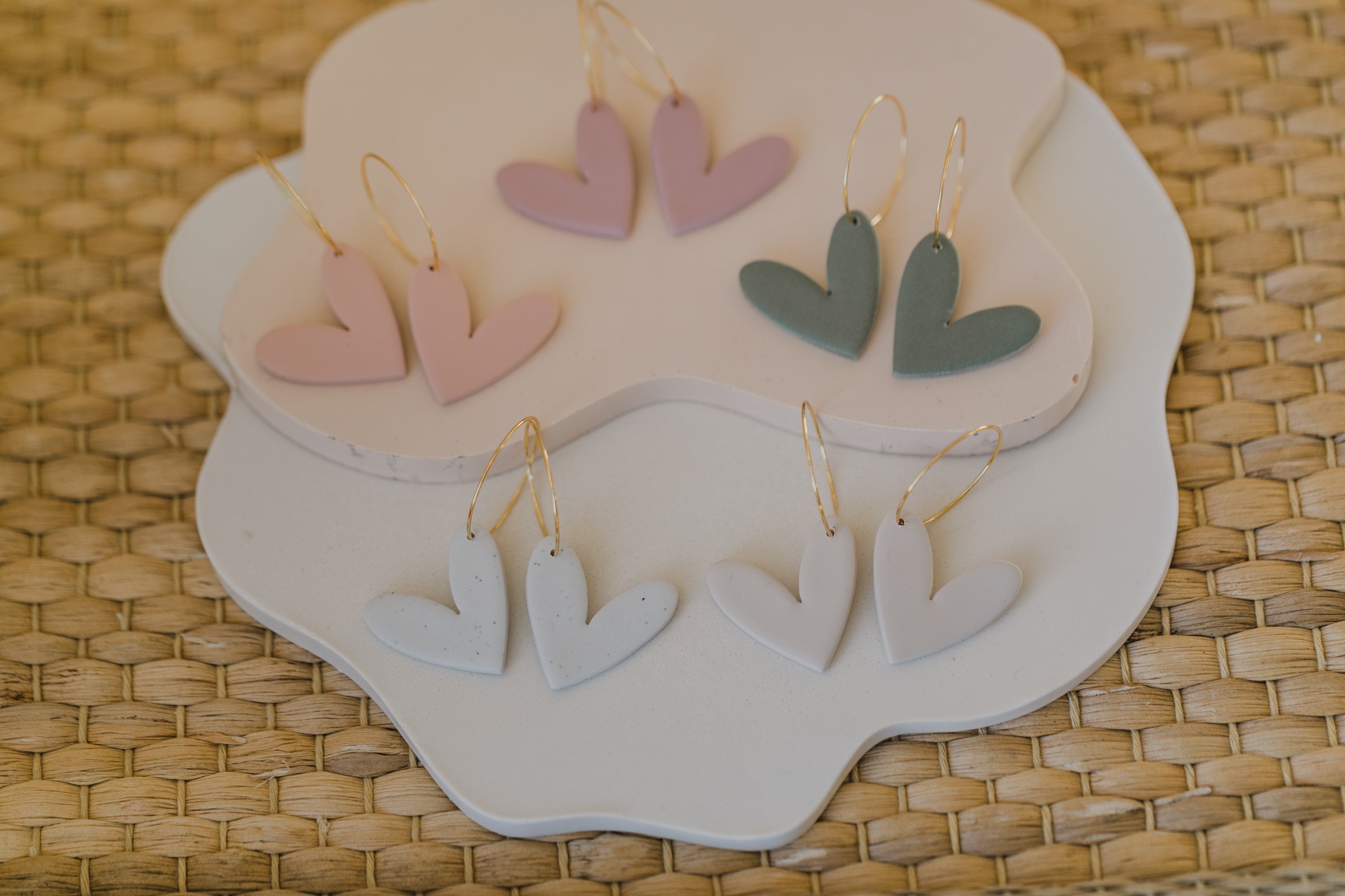 MILA -
Creolen mit beigen Herz Anhänger aus Polymer Ton