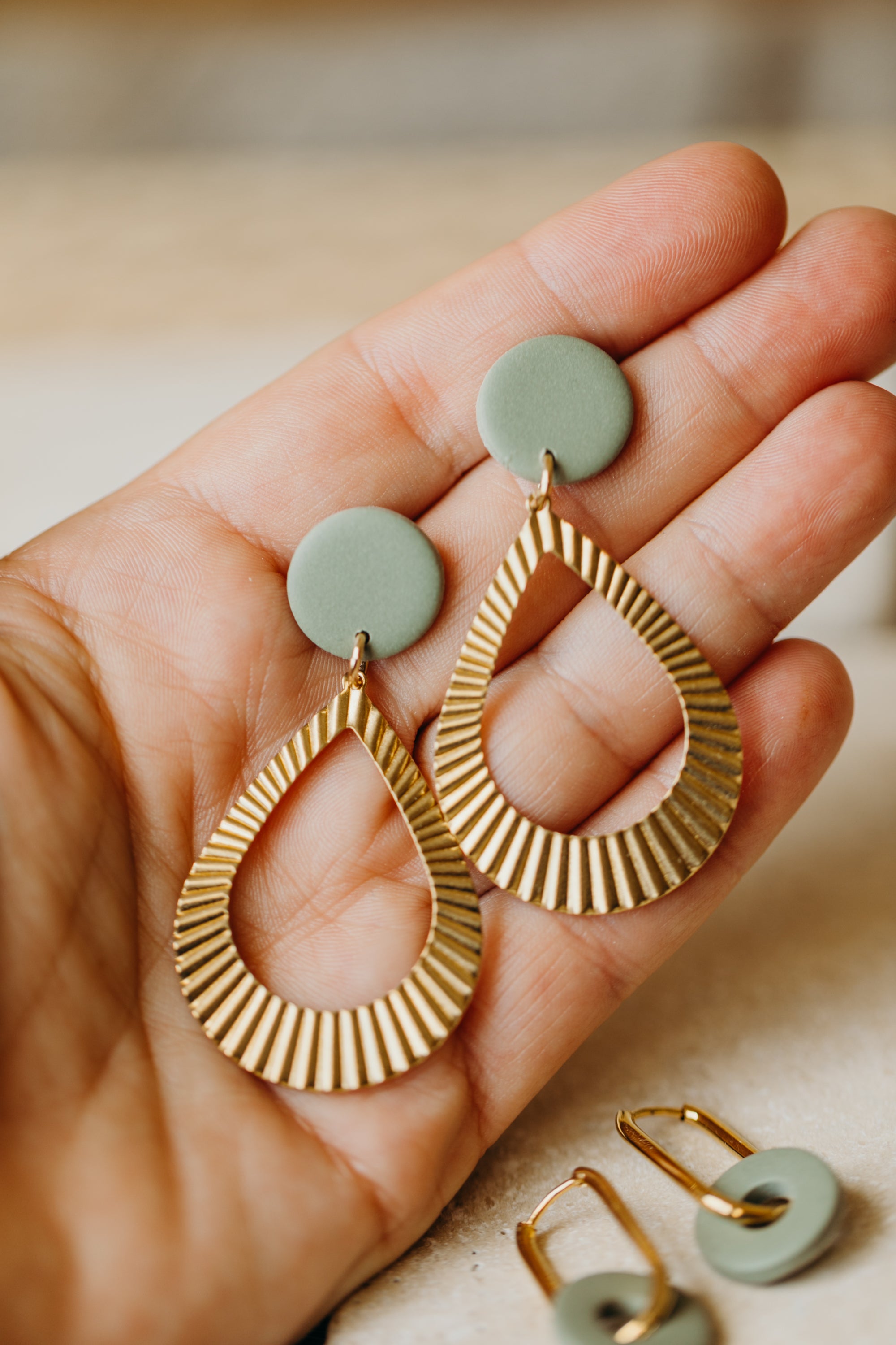 ALMA - Polymer Ton Ohrring in Eukalyptus Grün