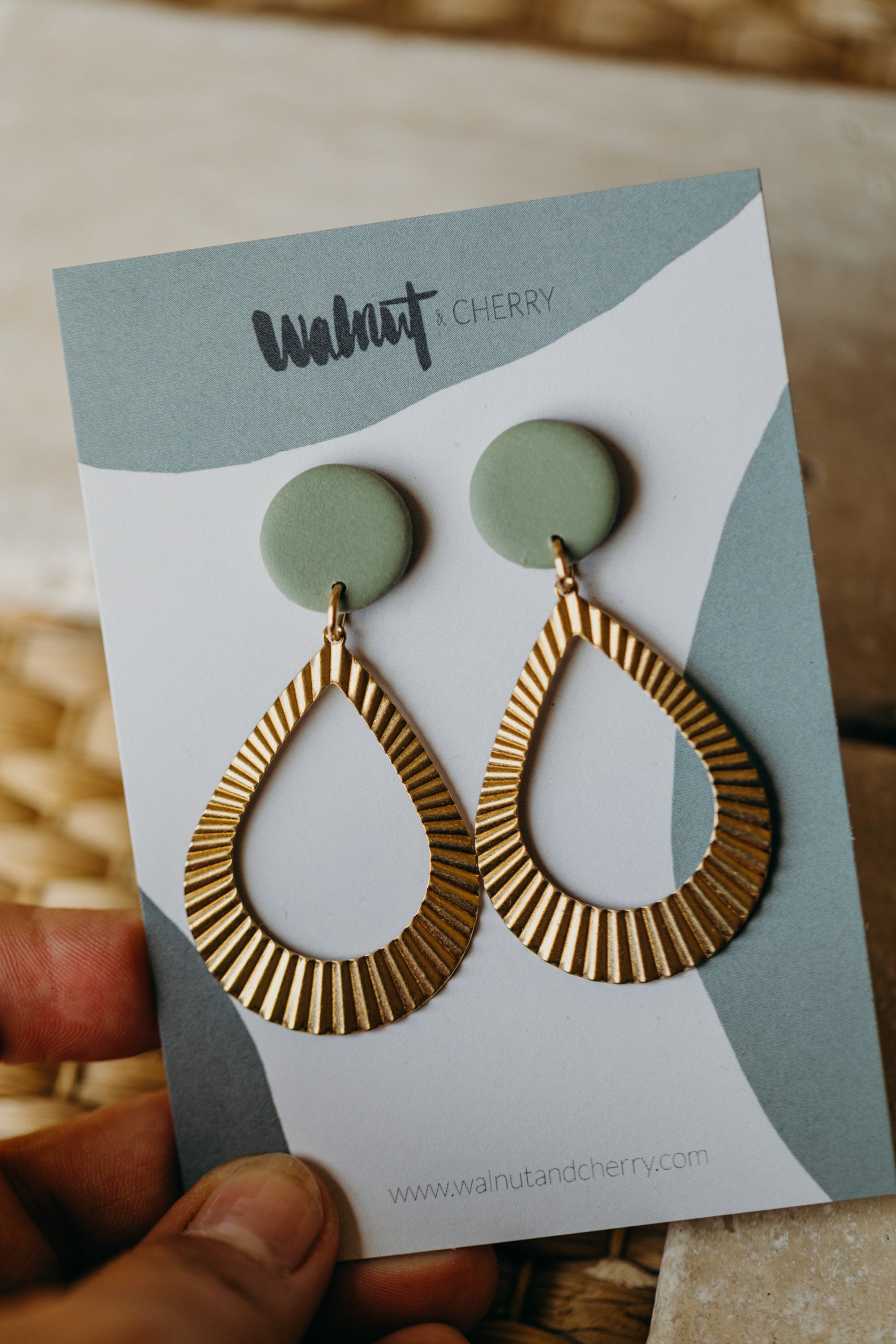 ALMA - Polymer Ton Ohrring in Eukalyptus Grün