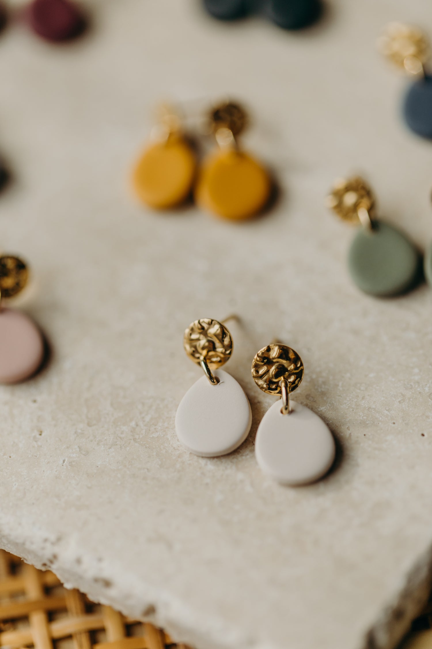 MARJA - kleine Tropfenohrringe gold