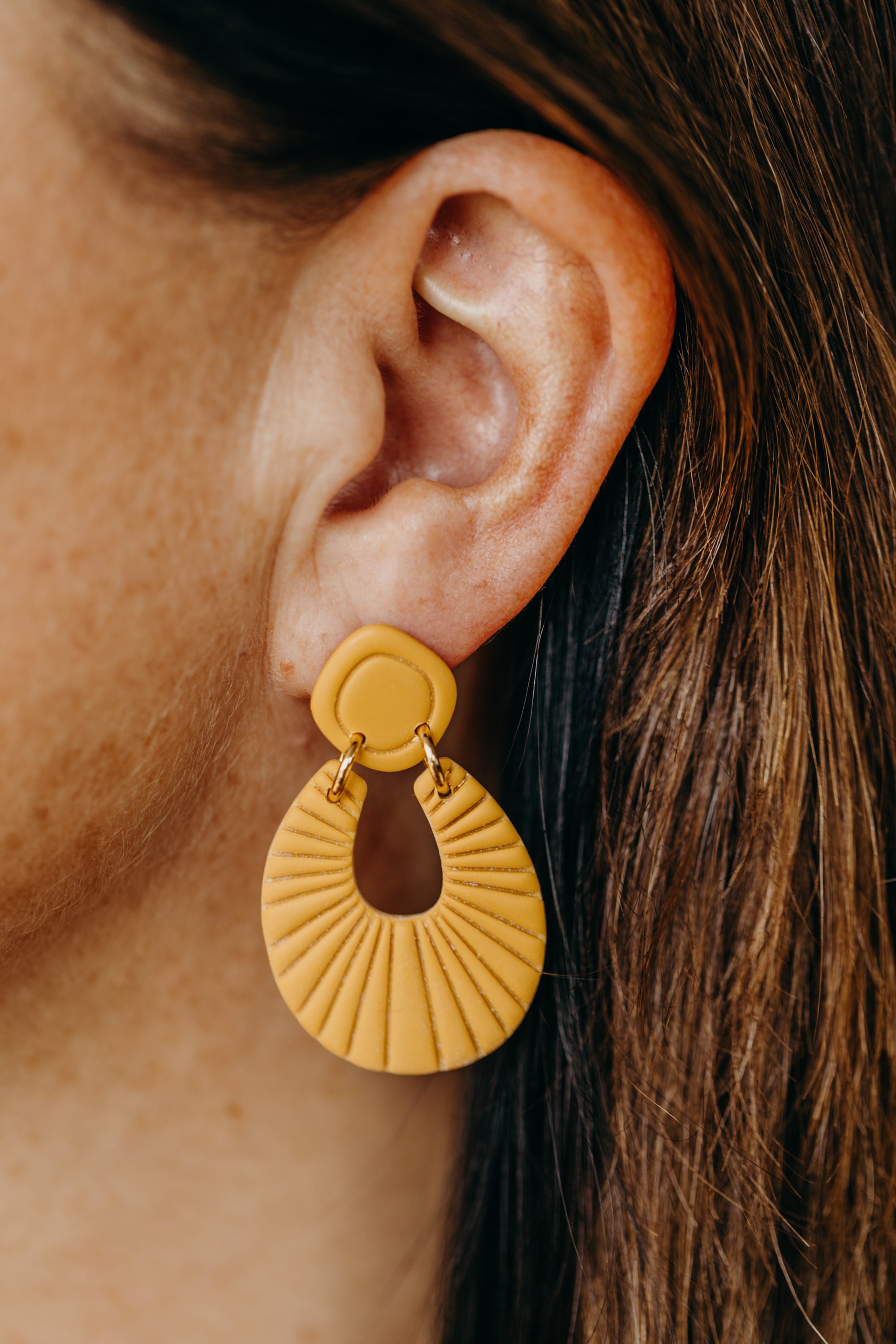 RILEY - einfarbige Polymer Ton Ohrringe in Orange