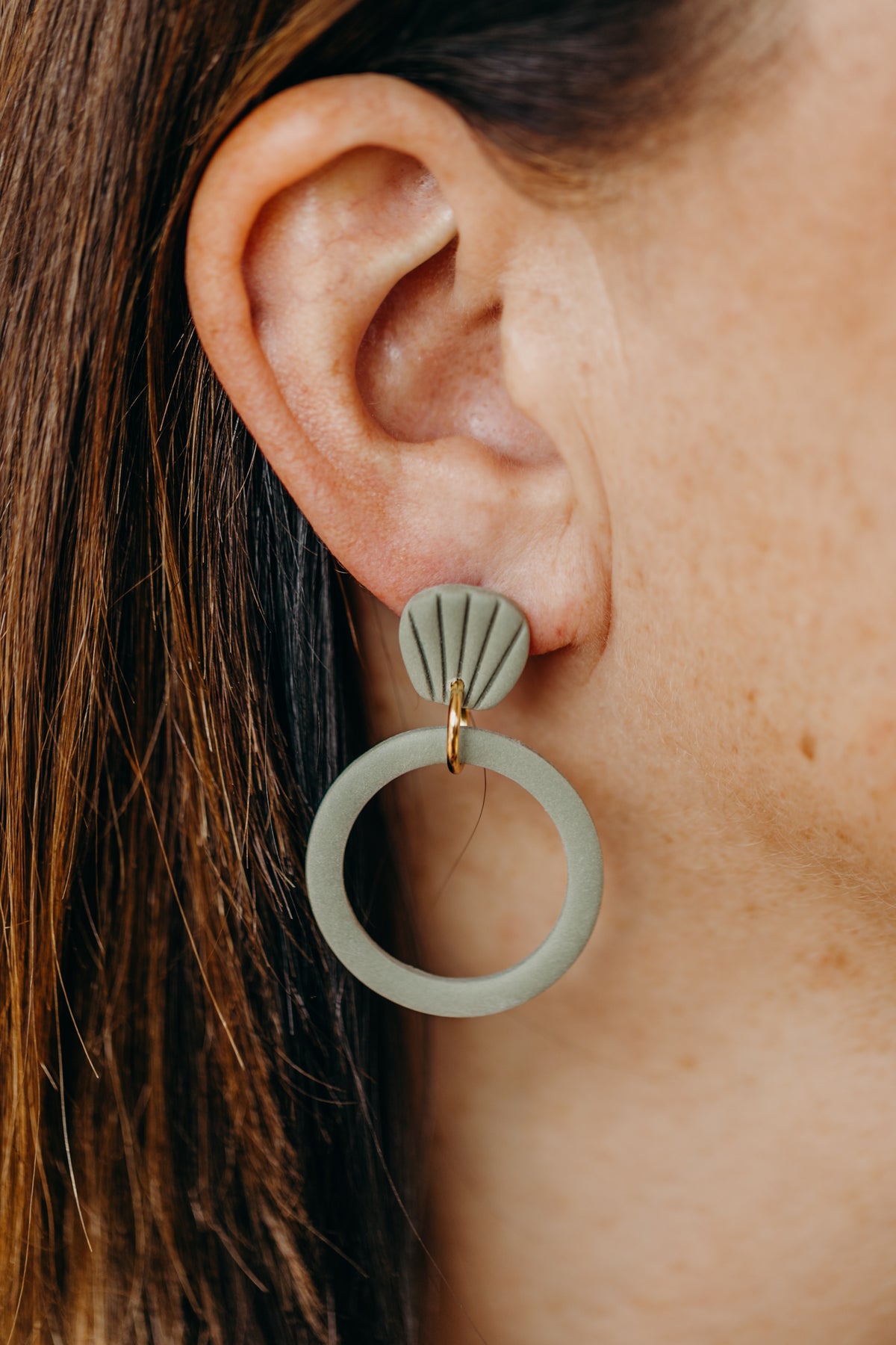 CAMILLE - eukalyptus grüne Polymer Ton Ohrringe mit Muschel Ohrstecker