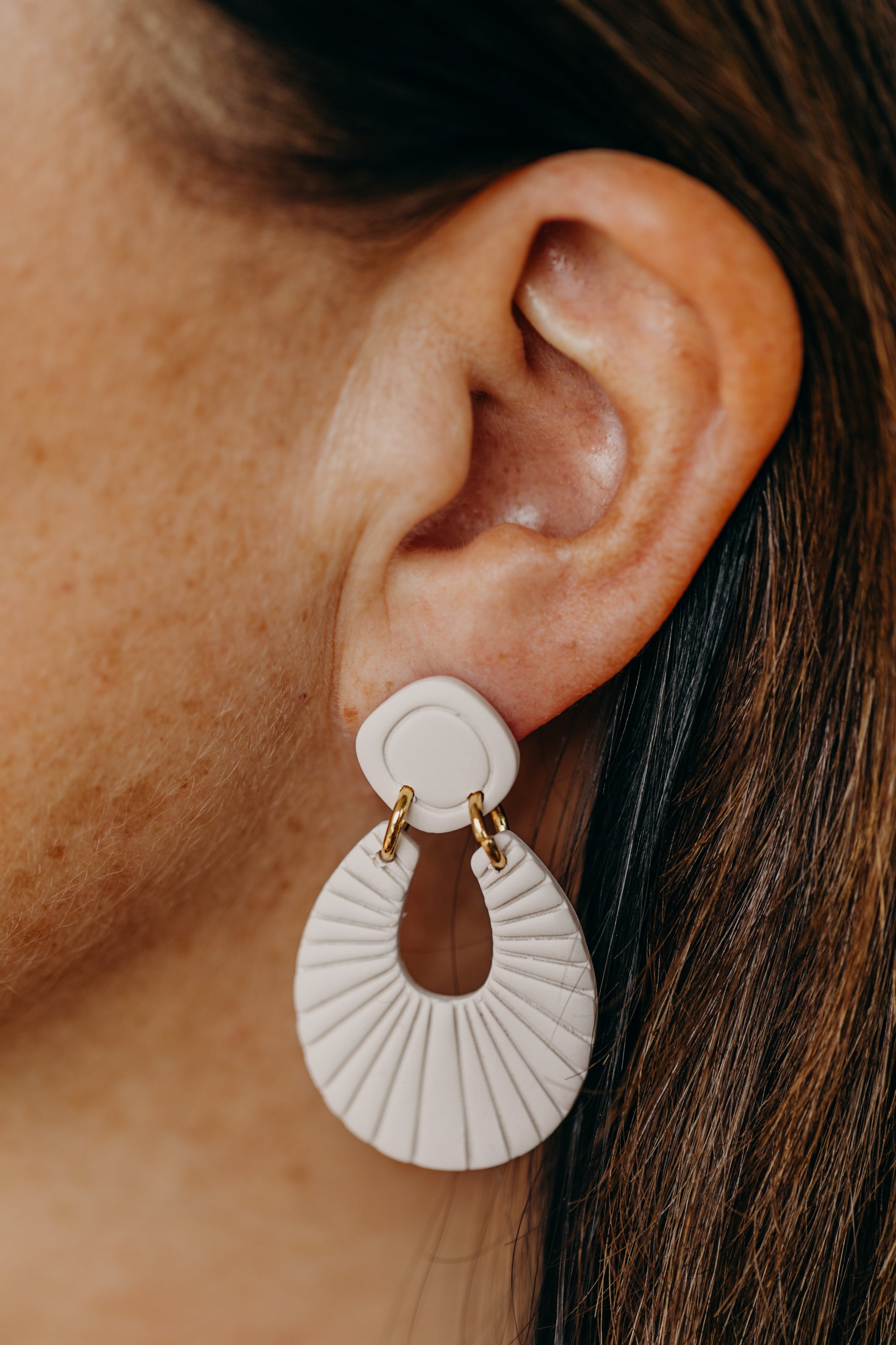 RILEY - einfarbige Polymer Ton Ohrringe in Vanille