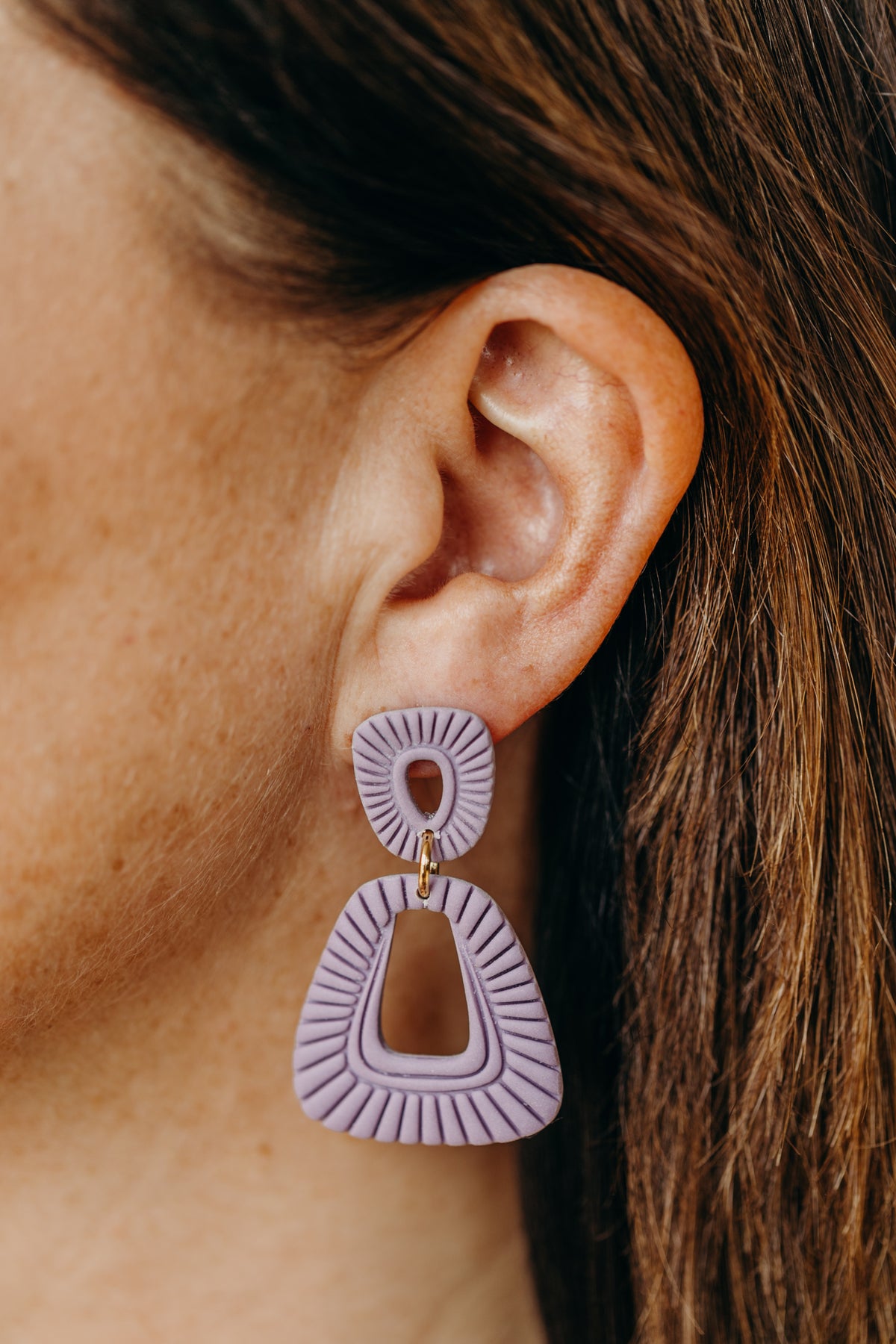 MONIQUE - einfarbige Polymer Ton Ohrringe mit Linien in hellem Lila