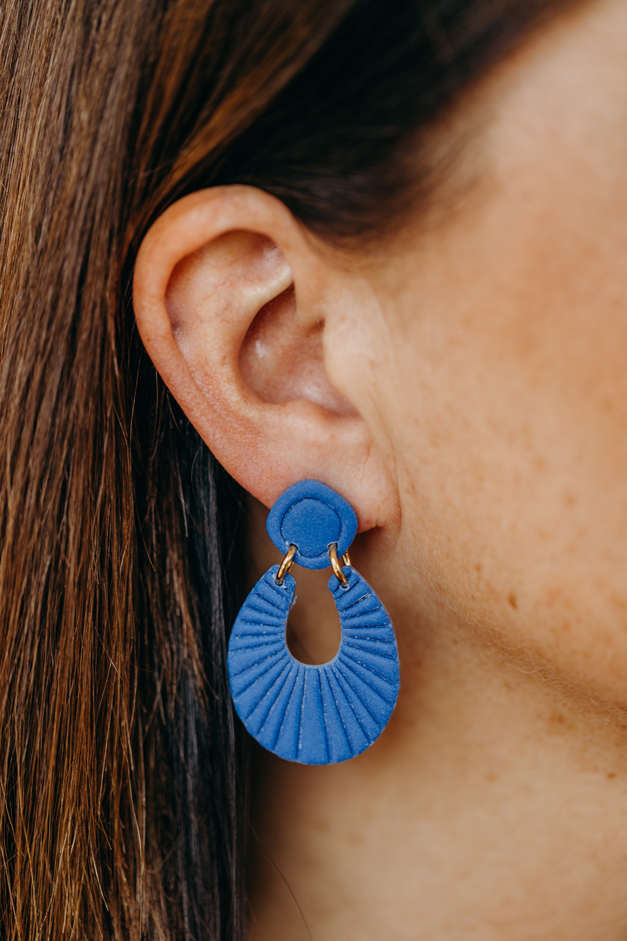 RILEY - einfarbige Polymer Ton Ohrringe in Blau