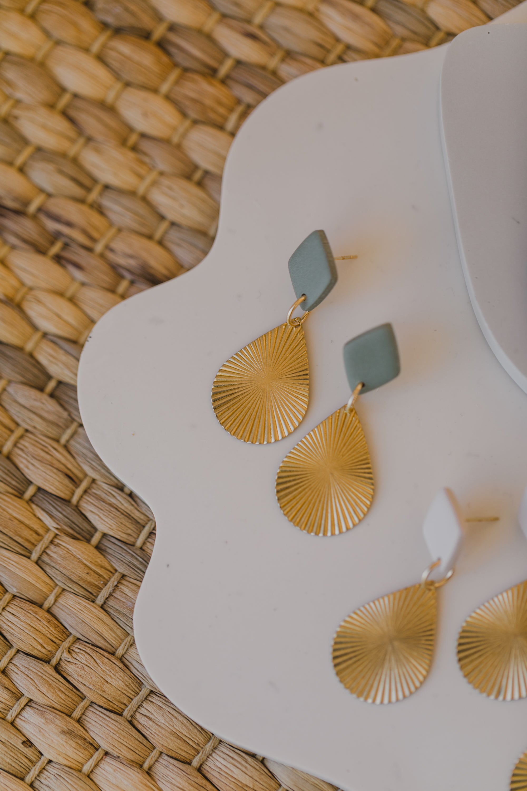 MONICA - rautenförmige Polymer Ton Ohrring mit Tropfen Anhänger