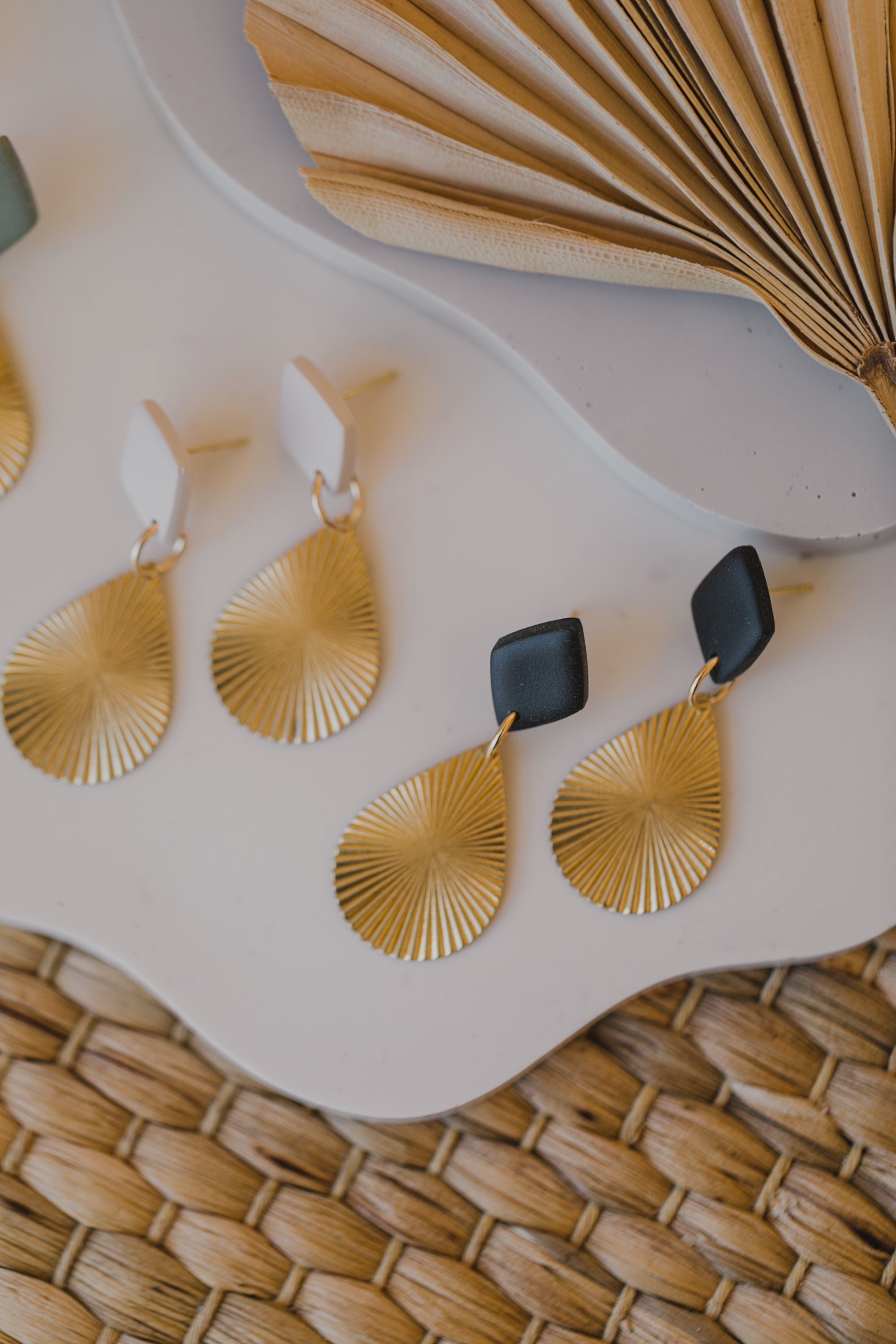 MONICA - rautenförmige Polymer Ton Ohrring mit Tropfen Anhänger