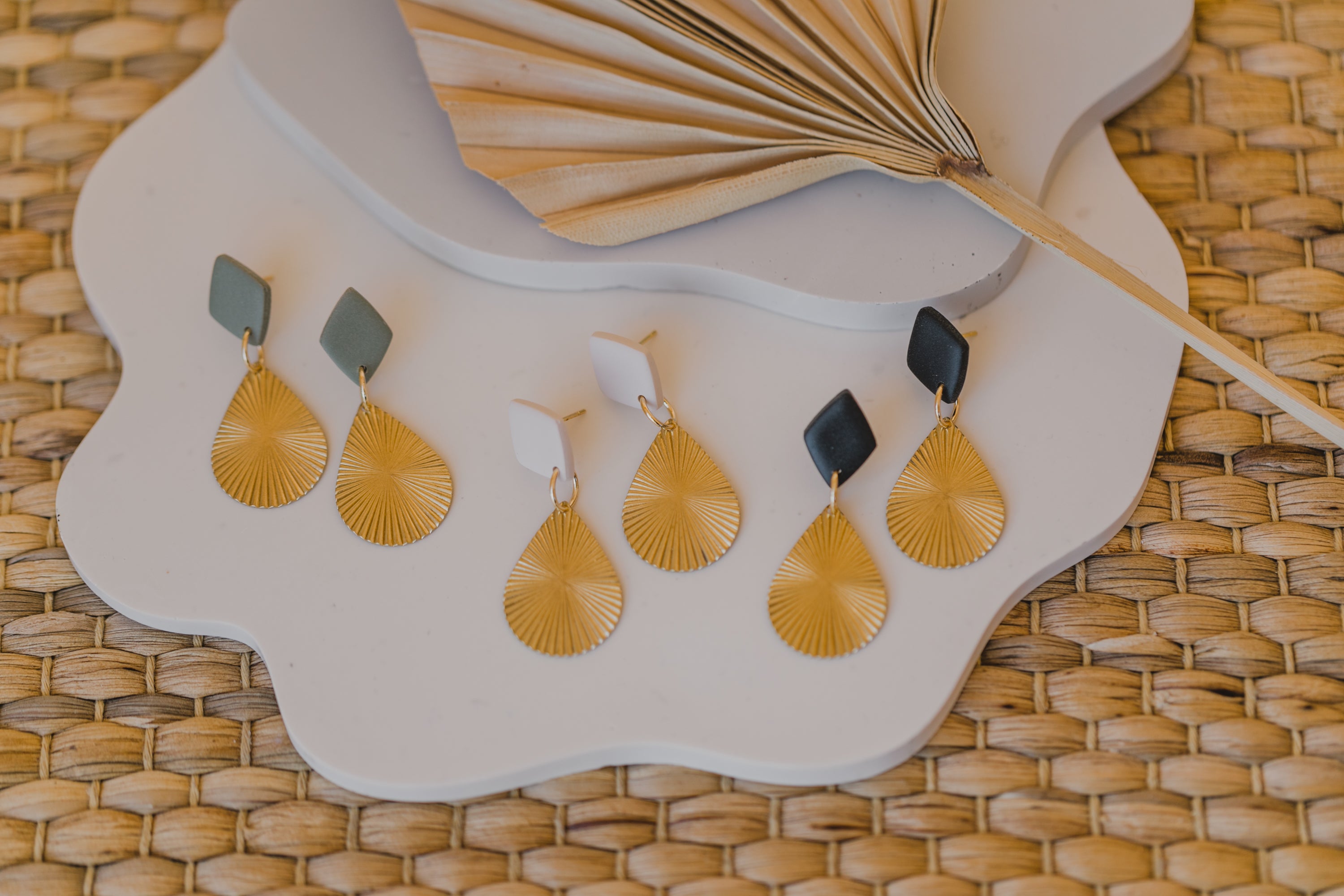 MONICA - rautenförmige Polymer Ton Ohrring mit Tropfen Anhänger