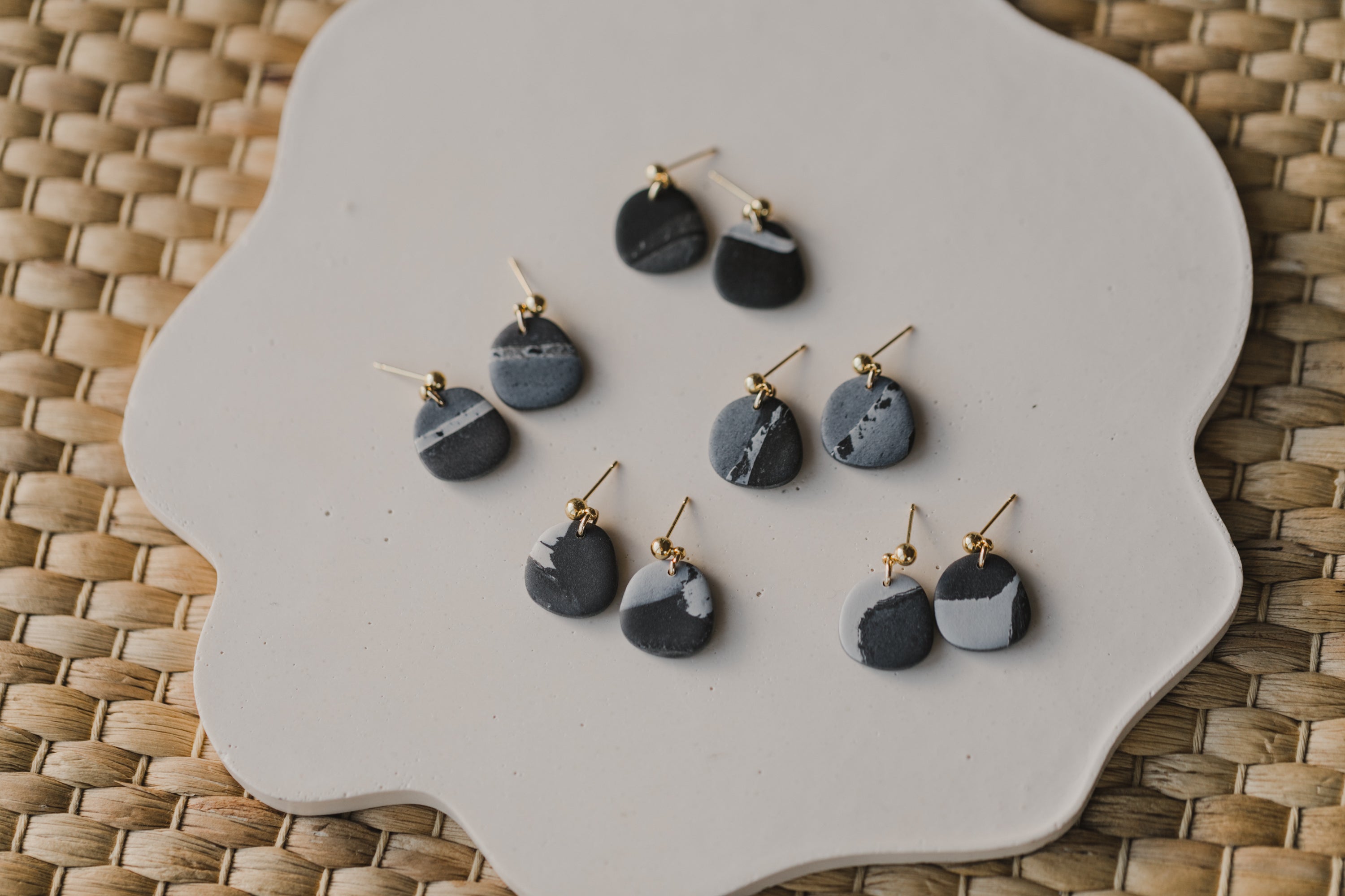 YUNA - small round earrings made of polymer clay in bright colors