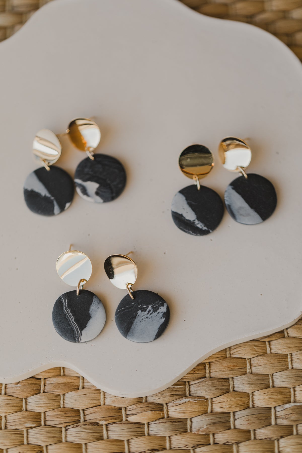 runde Polymer Ton Ohrringe in schwarz und grau