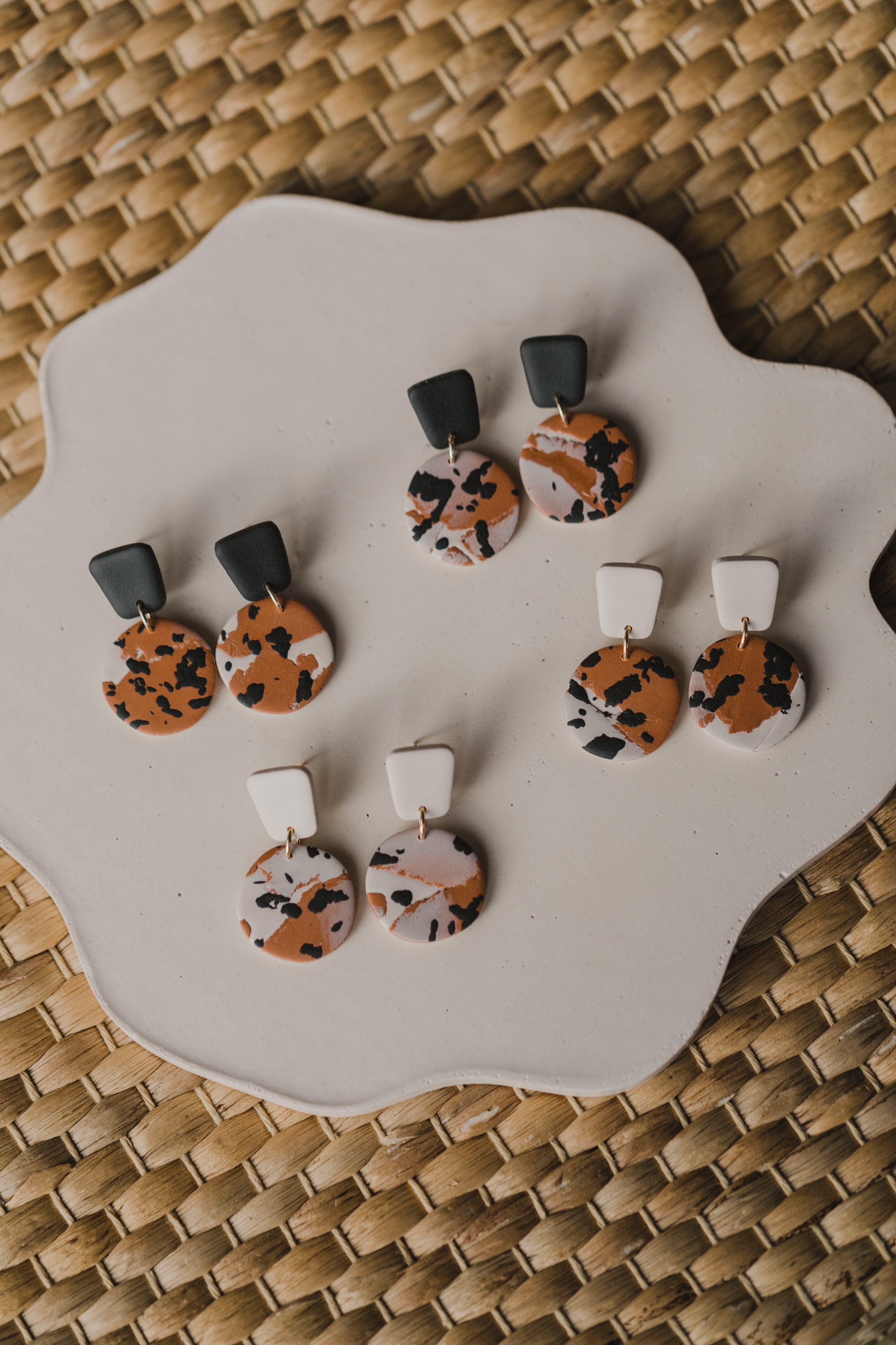 Eckige Polymer Ton Ohrringe in Terrakotta mit Vanille & Schwarz
