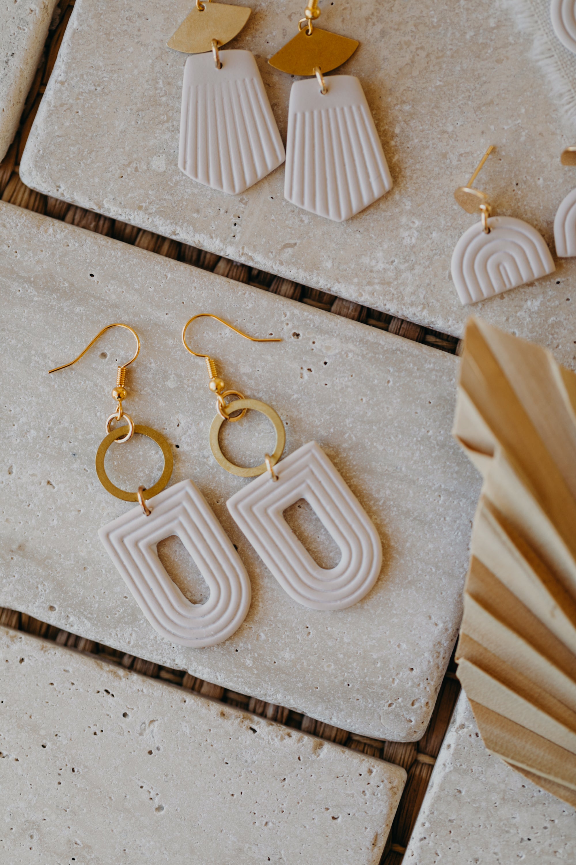 helle Polymer Ton Ohrringe mit weißen Linien