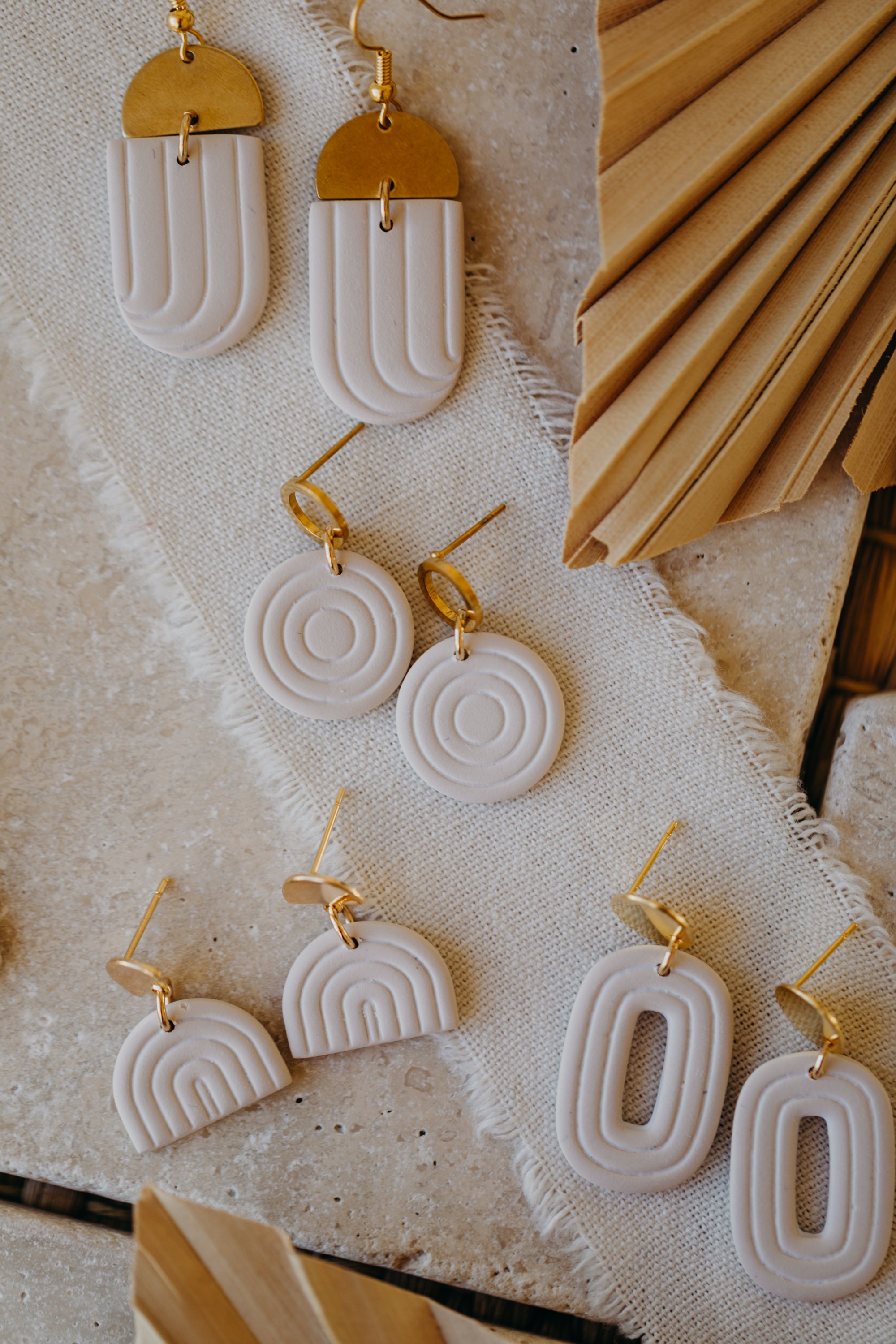 helle Polymer Ton Ohrringe mit weißen Linien