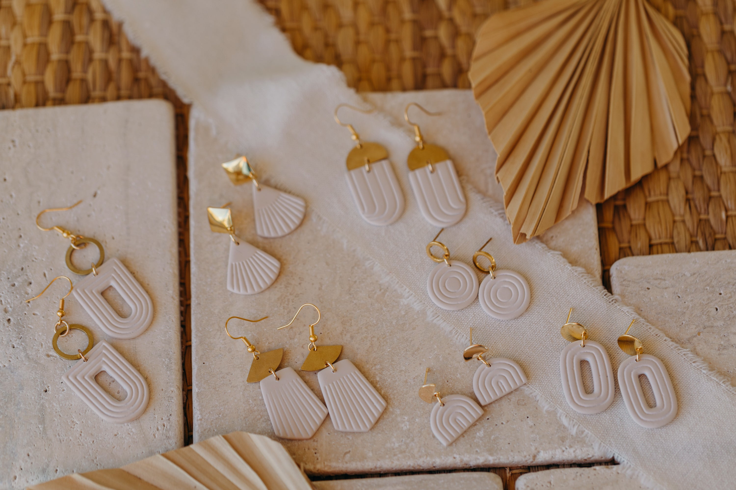 helle Polymer Ton Ohrringe mit weißen Linien