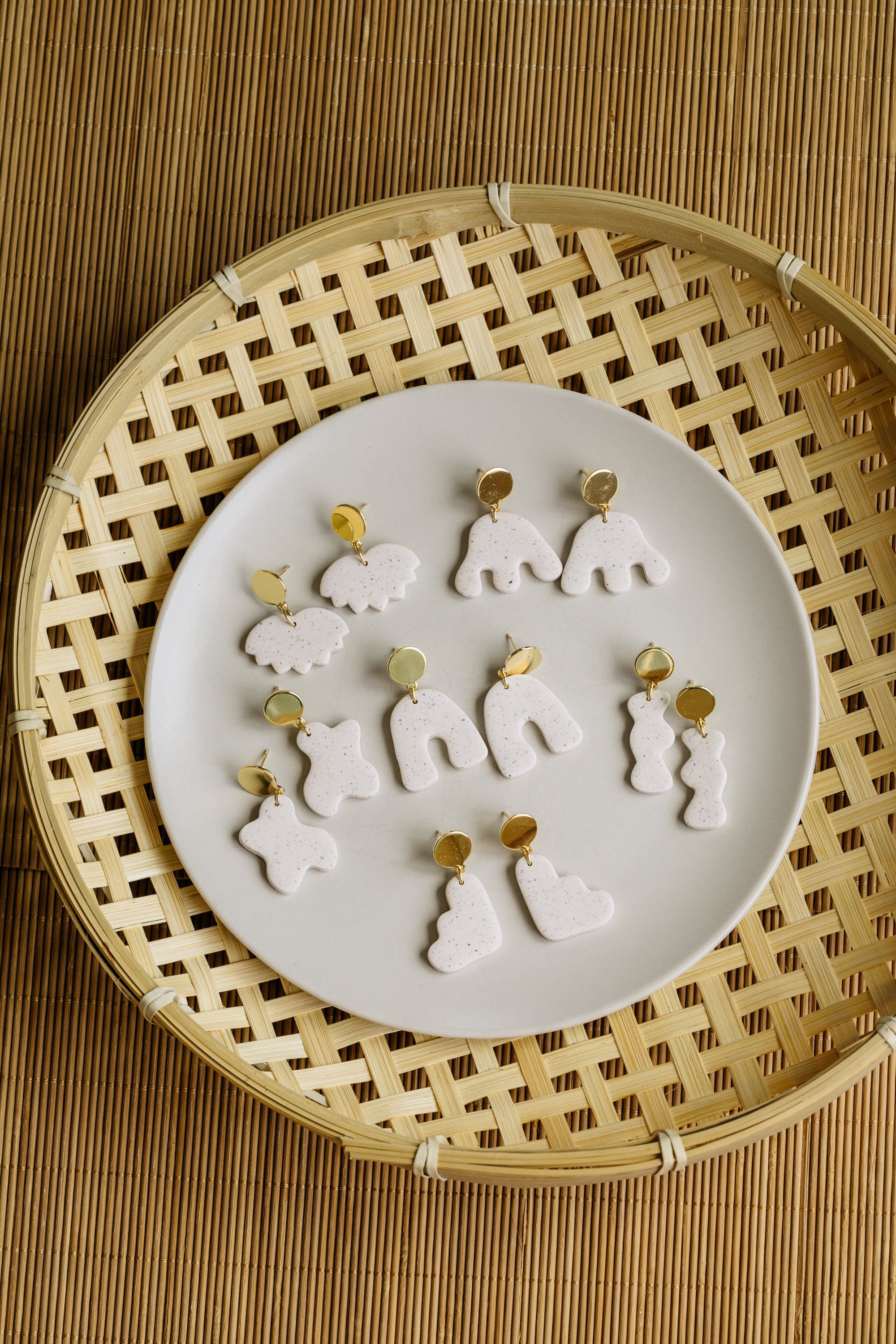 helle leichte Ohrringe aus Polymer Ton in der Farbe Kalk