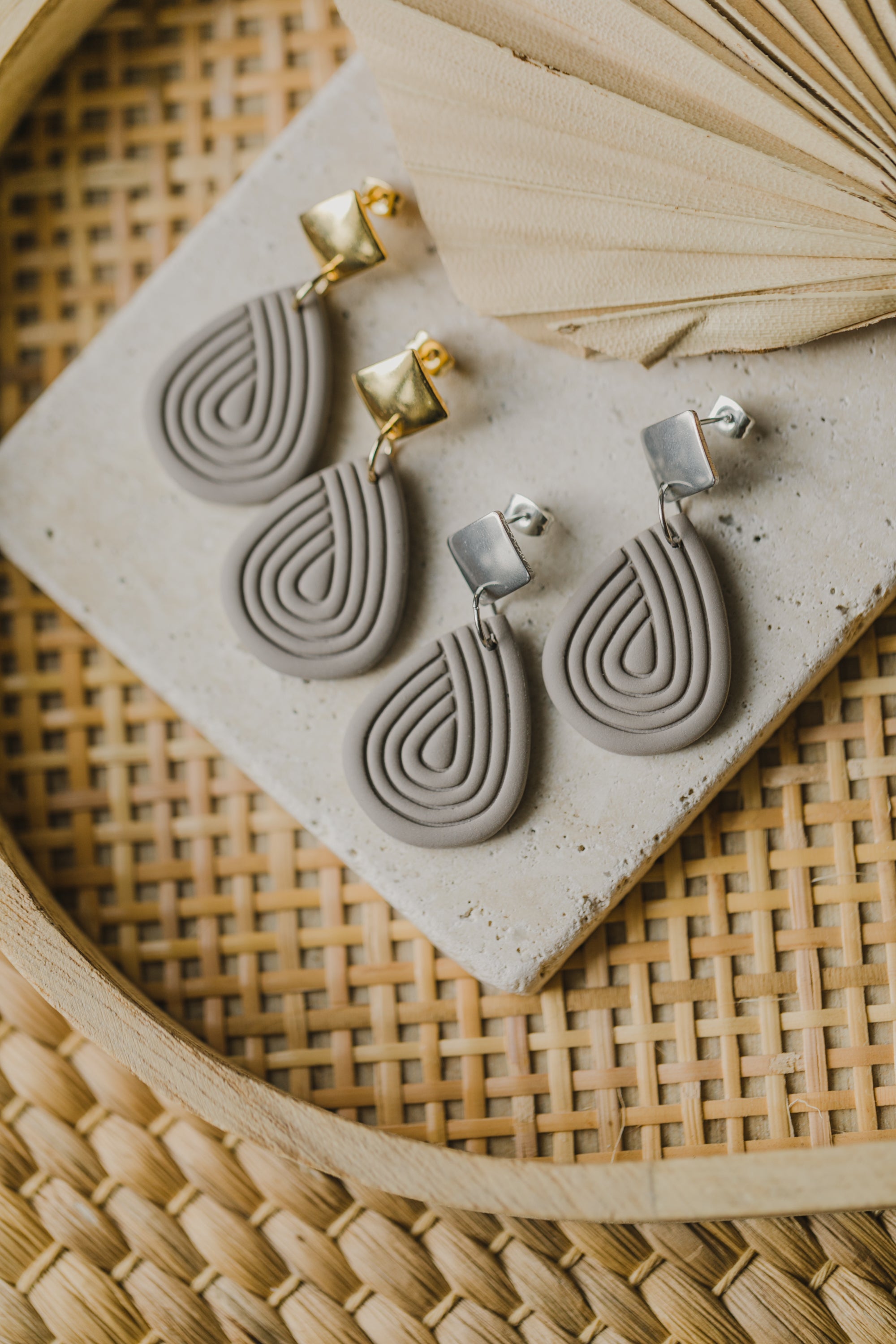 MALEA - tropfenförmige Polymer Ton Ohrringe in Kieselstein