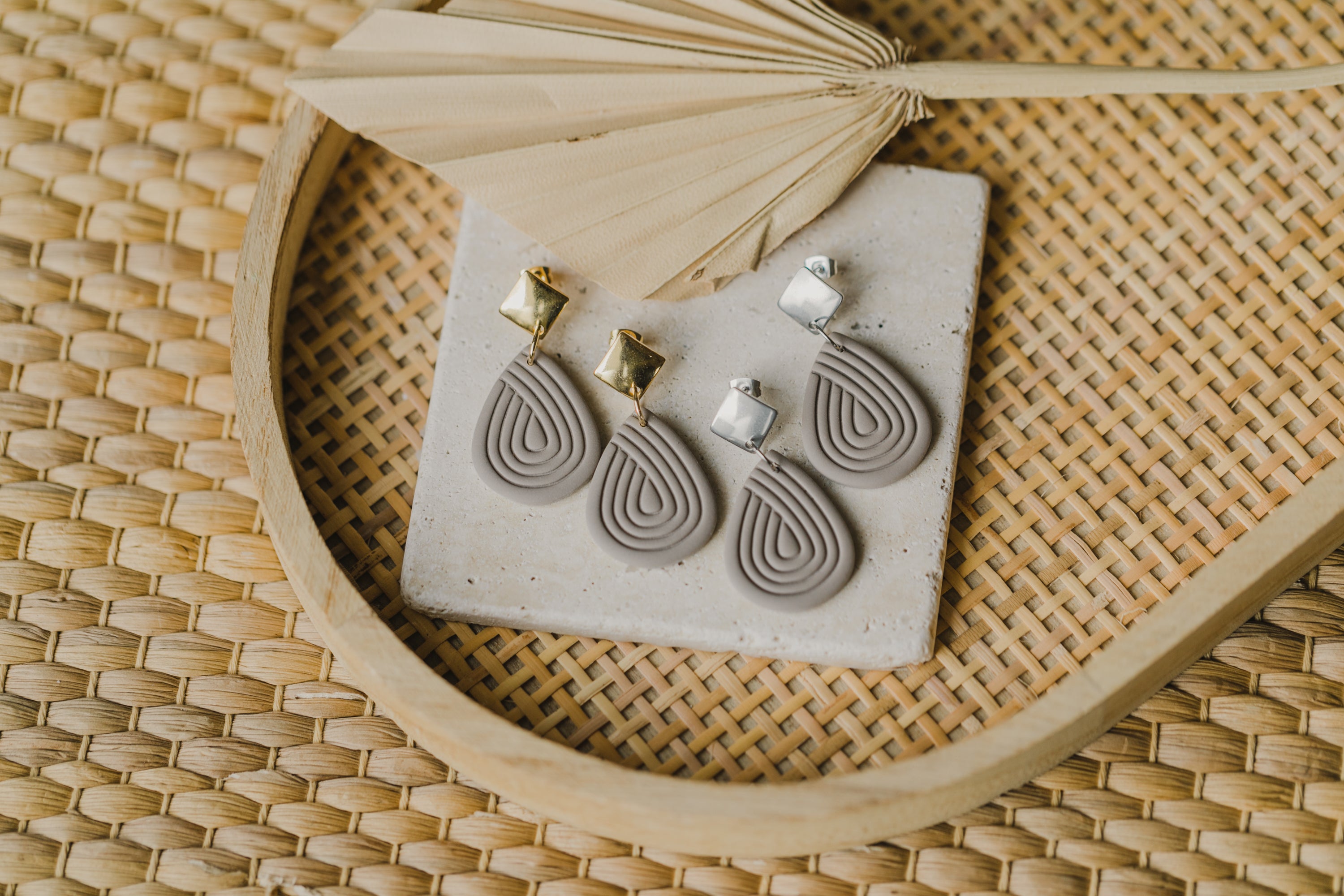 MALEA - tropfenförmige Polymer Ton Ohrringe in Kieselstein