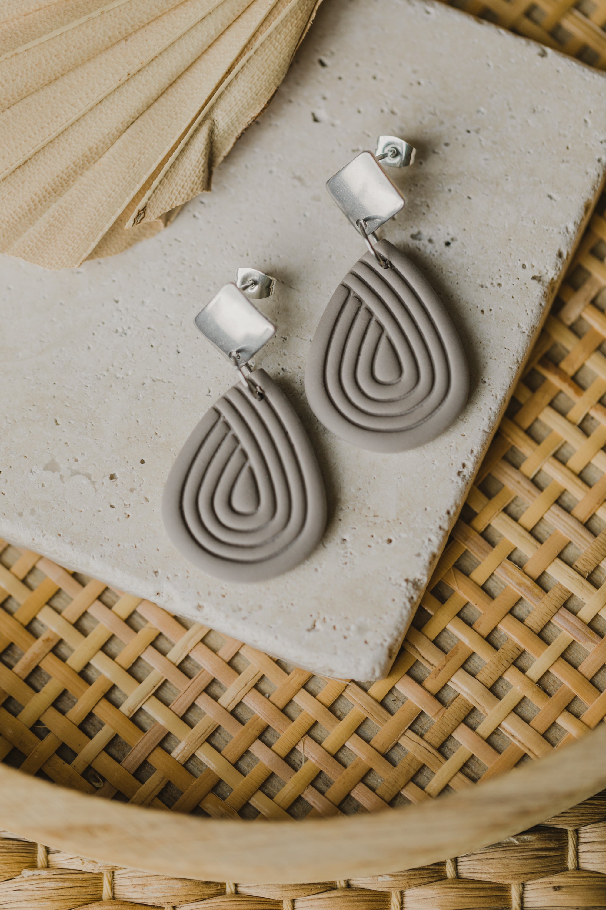 MALEA - tropfenförmige Polymer Ton Ohrringe in Kieselstein