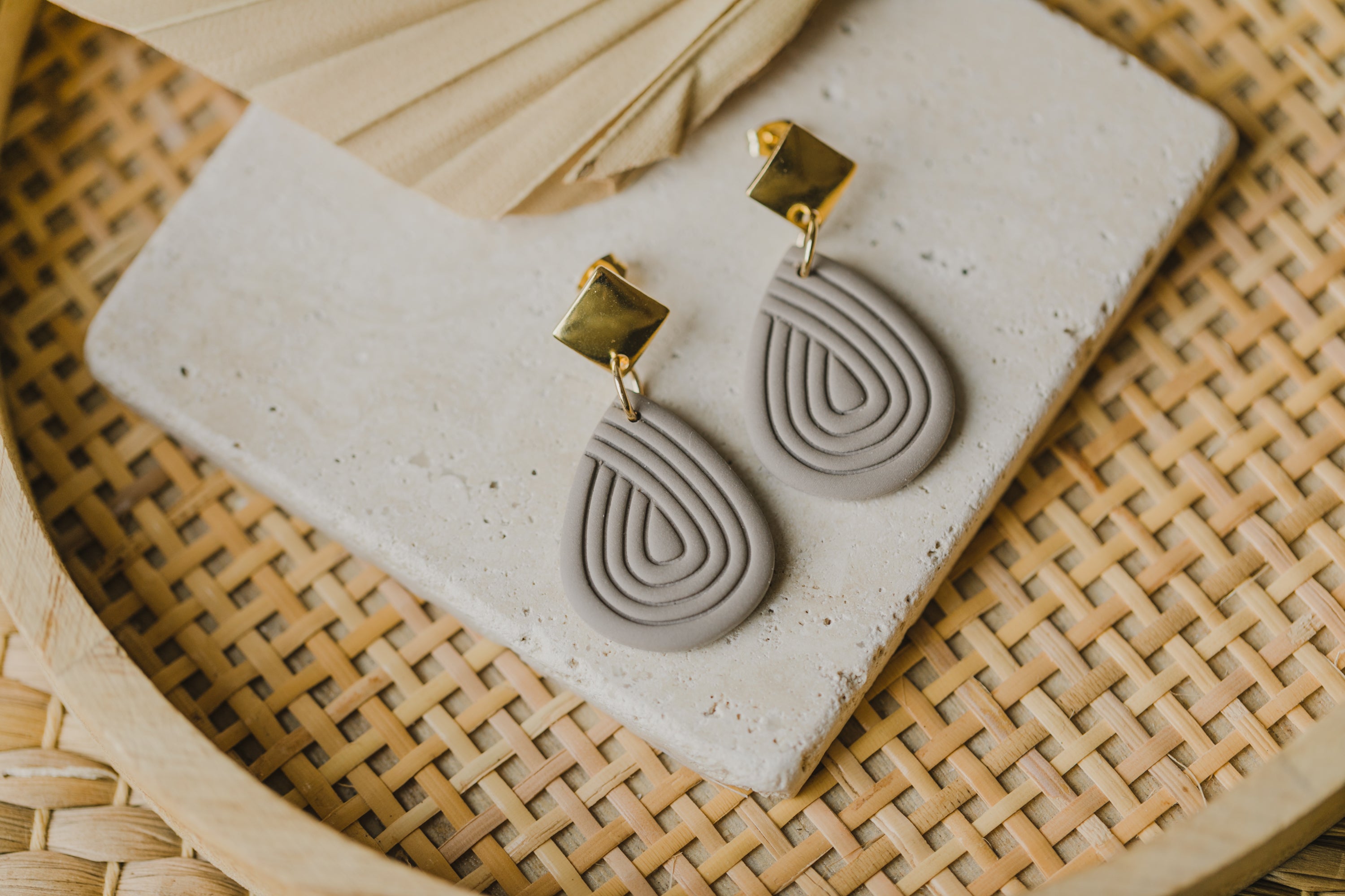 MALEA - tropfenförmige Polymer Ton Ohrringe in Kieselstein