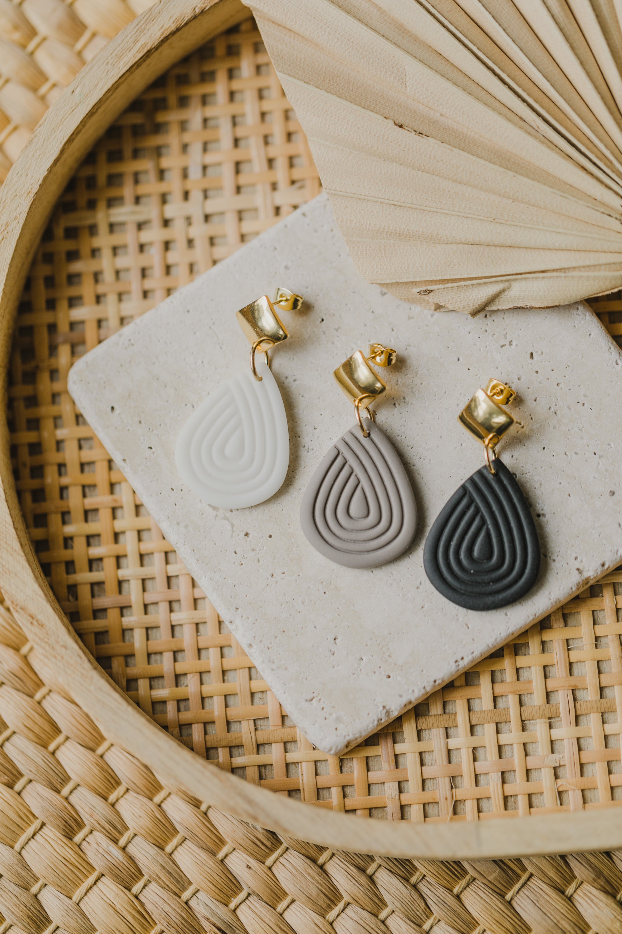 MALEA - tropfenförmige Polymer Ton Ohrringe in Kieselstein