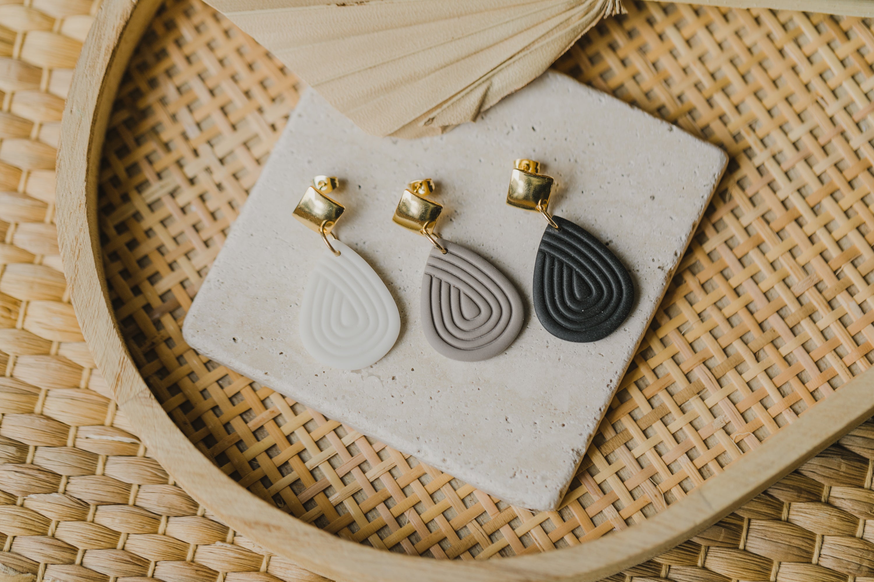 MALEA - schwarze tropfenförmige Polymer Ton Ohrringe