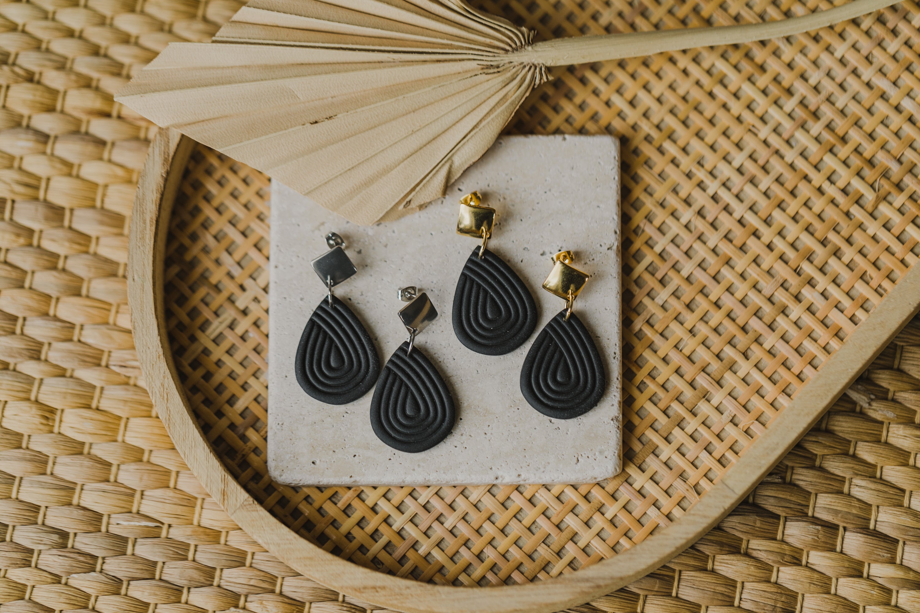 MALEA - schwarze tropfenförmige Polymer Ton Ohrringe