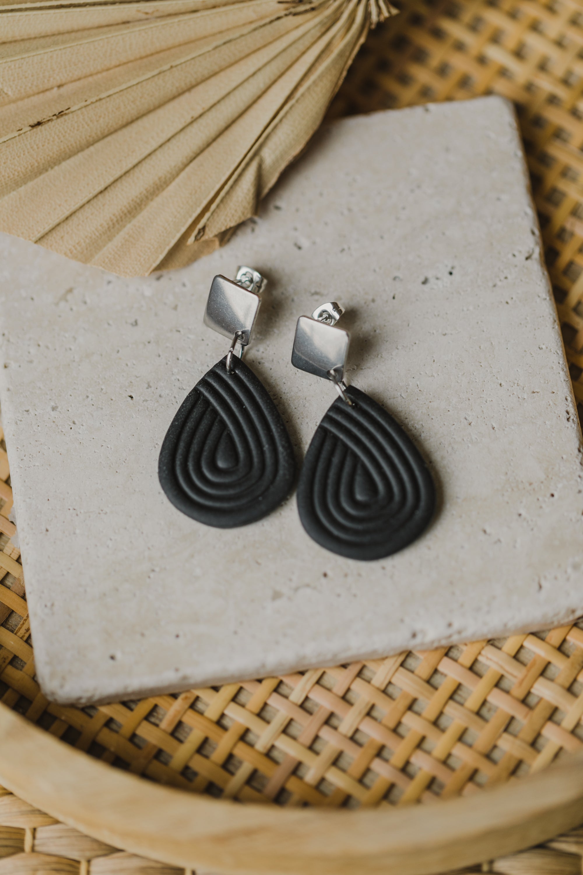 MALEA - schwarze tropfenförmige Polymer Ton Ohrringe