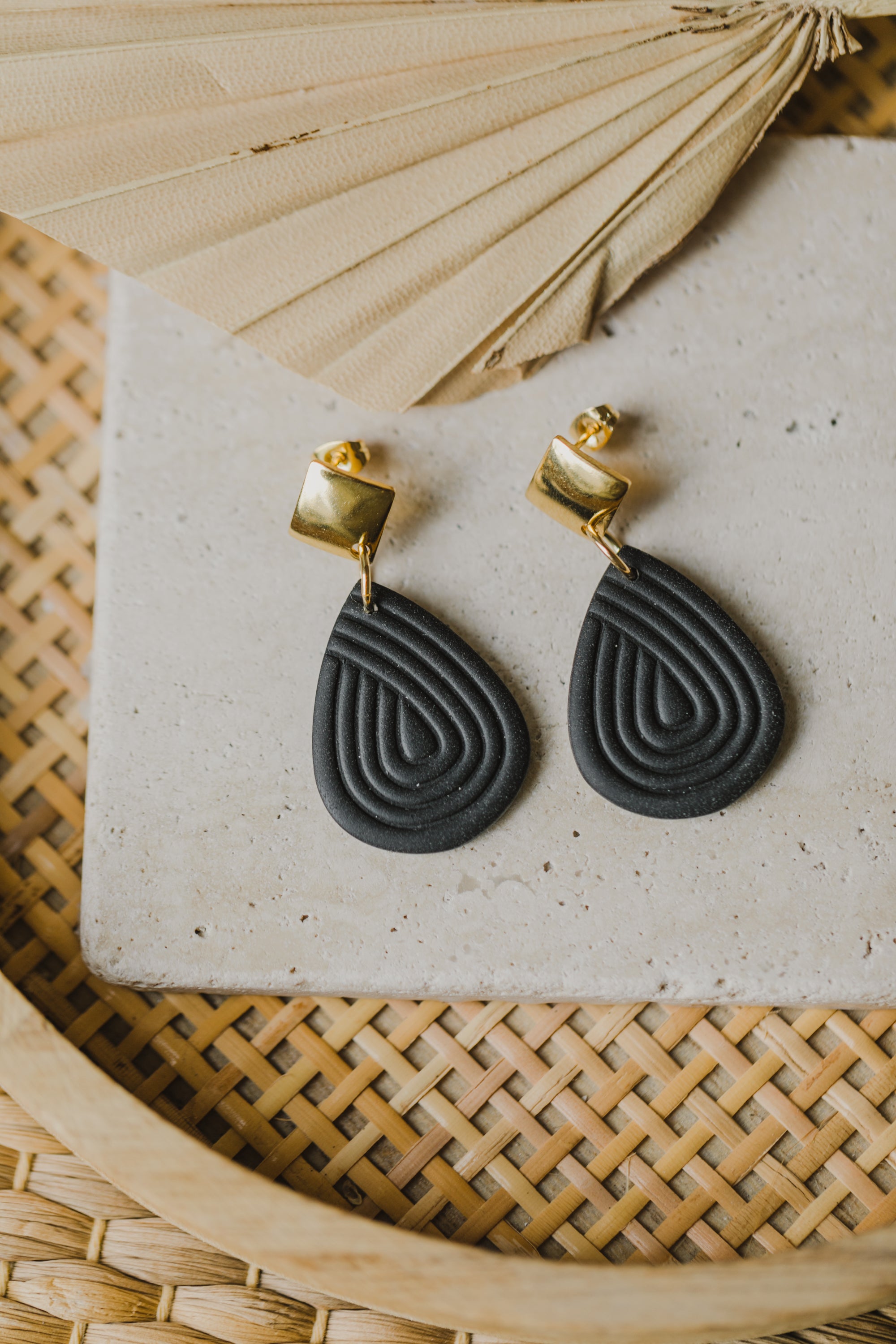 MALEA - schwarze tropfenförmige Polymer Ton Ohrringe