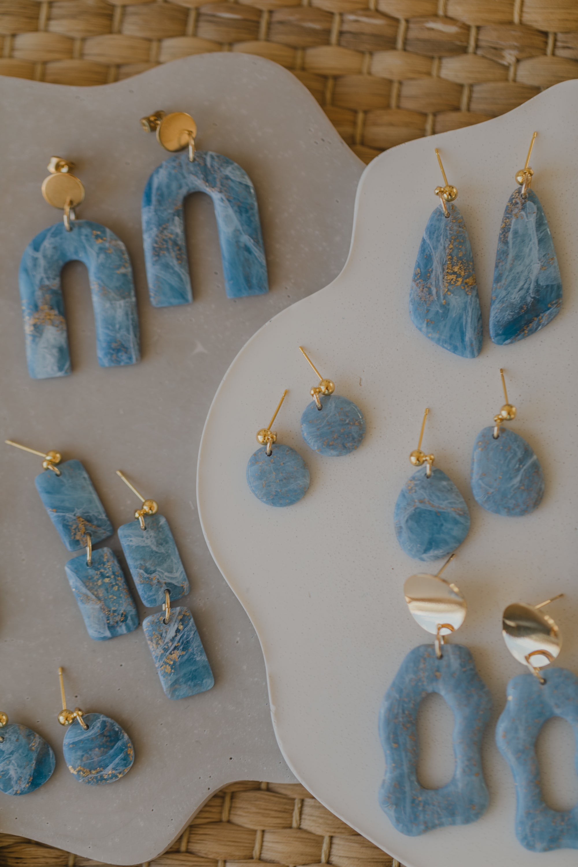 blaue Ohrringe aus Polymer Ton mit Blattgold