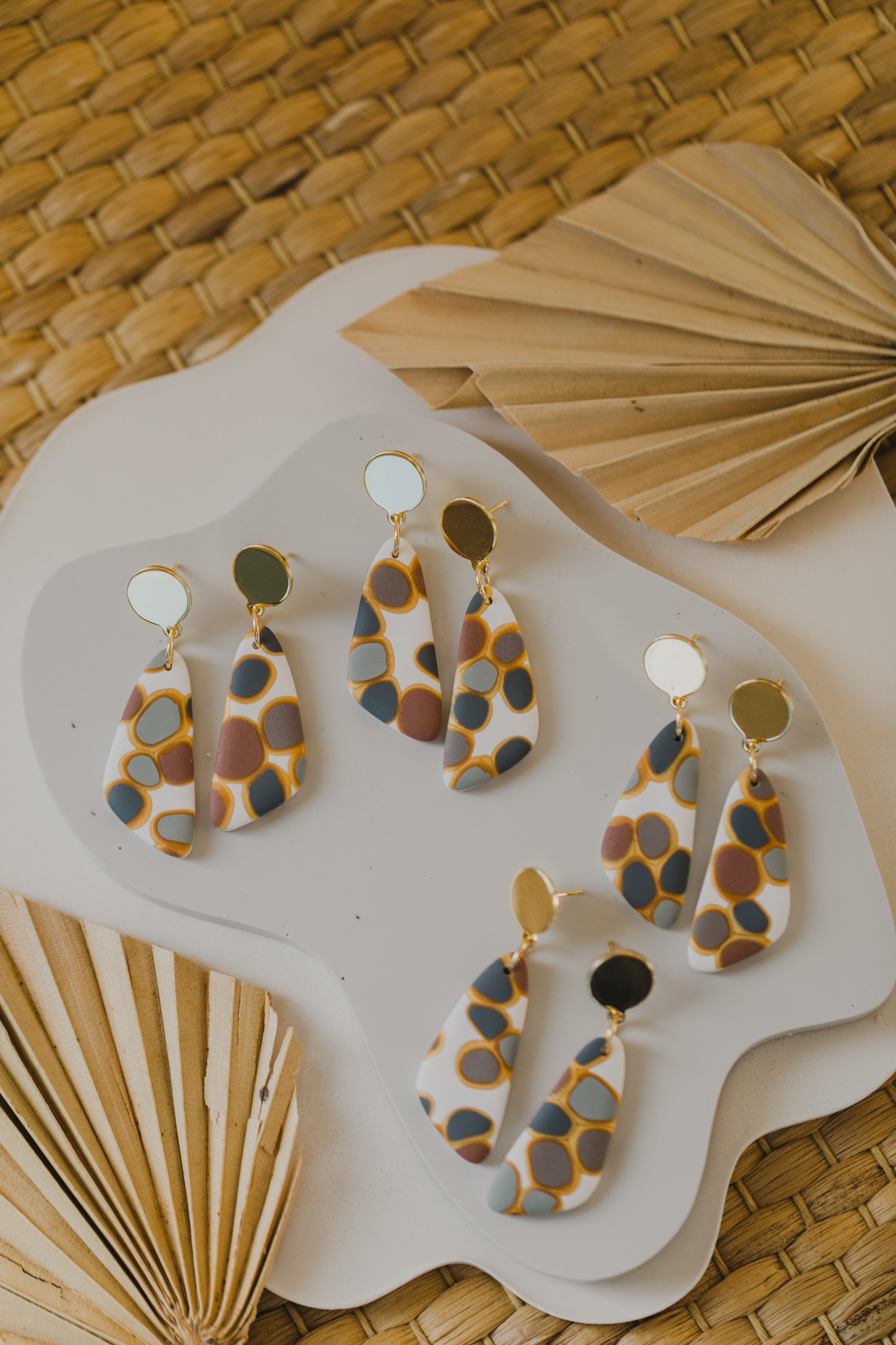 längliche gepunktete Ohrringe aus Polymer Ton in verschiedenen Farben