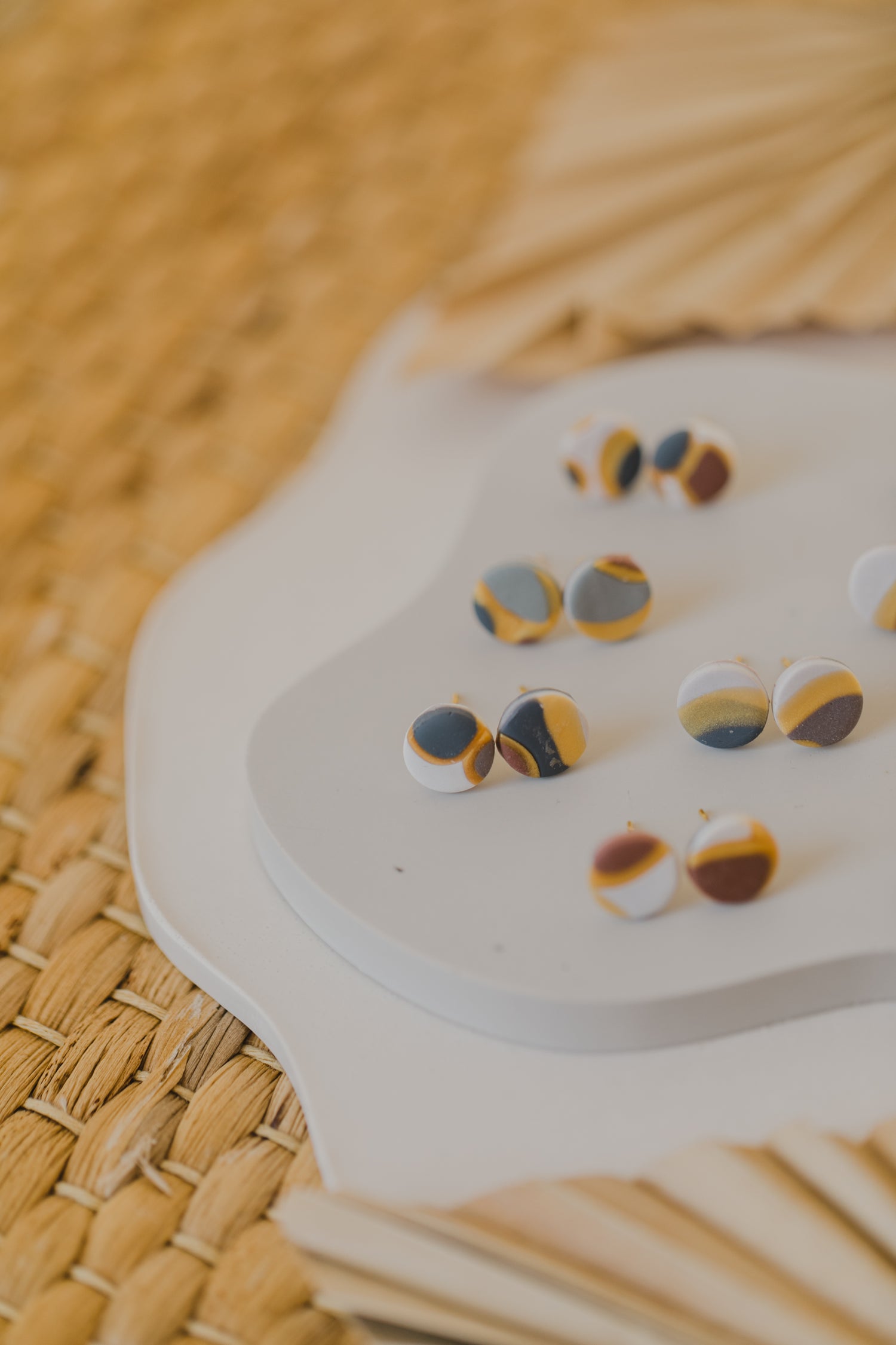 runde gepunktete kleine Ohrstecker aus Polymer Ton in verschiedenen Farben