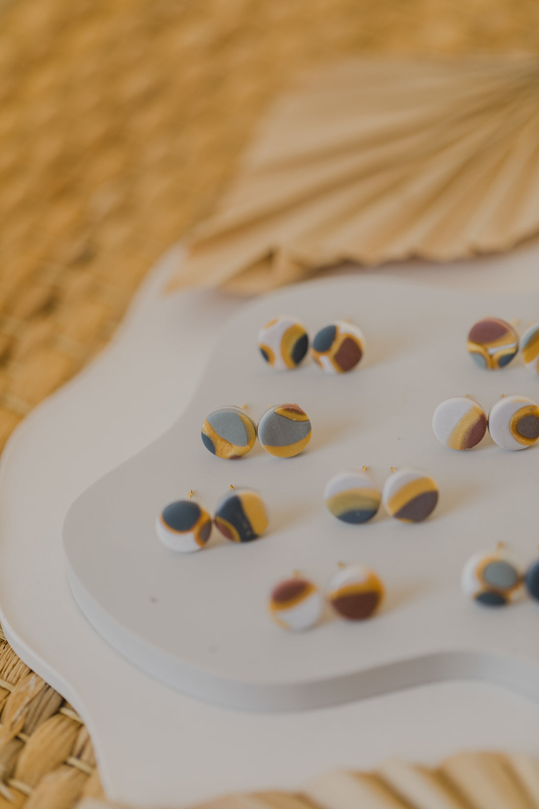 runde gepunktete kleine Ohrstecker aus Polymer Ton in verschiedenen Farben