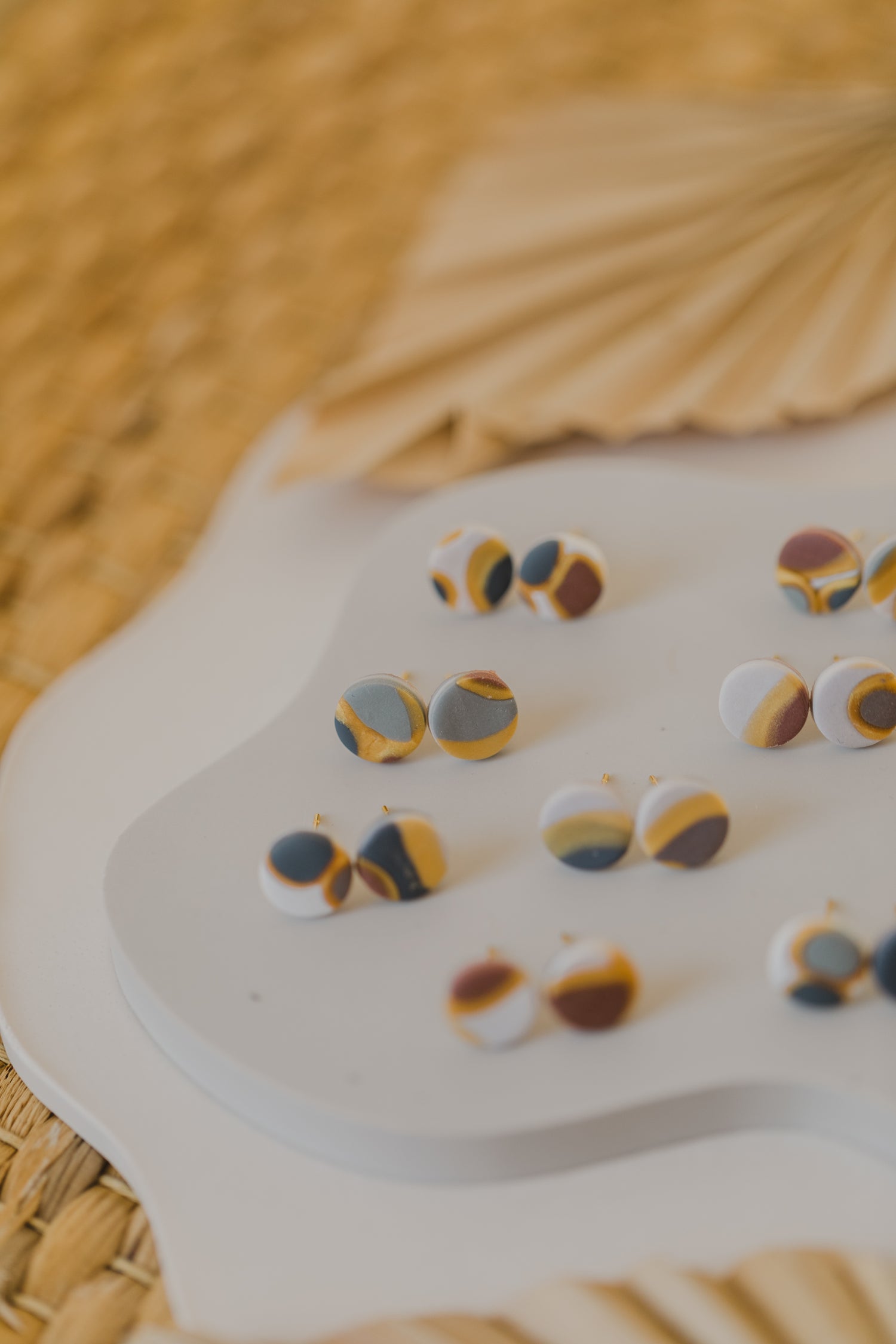 runde gepunktete kleine Ohrstecker aus Polymer Ton in verschiedenen Farben