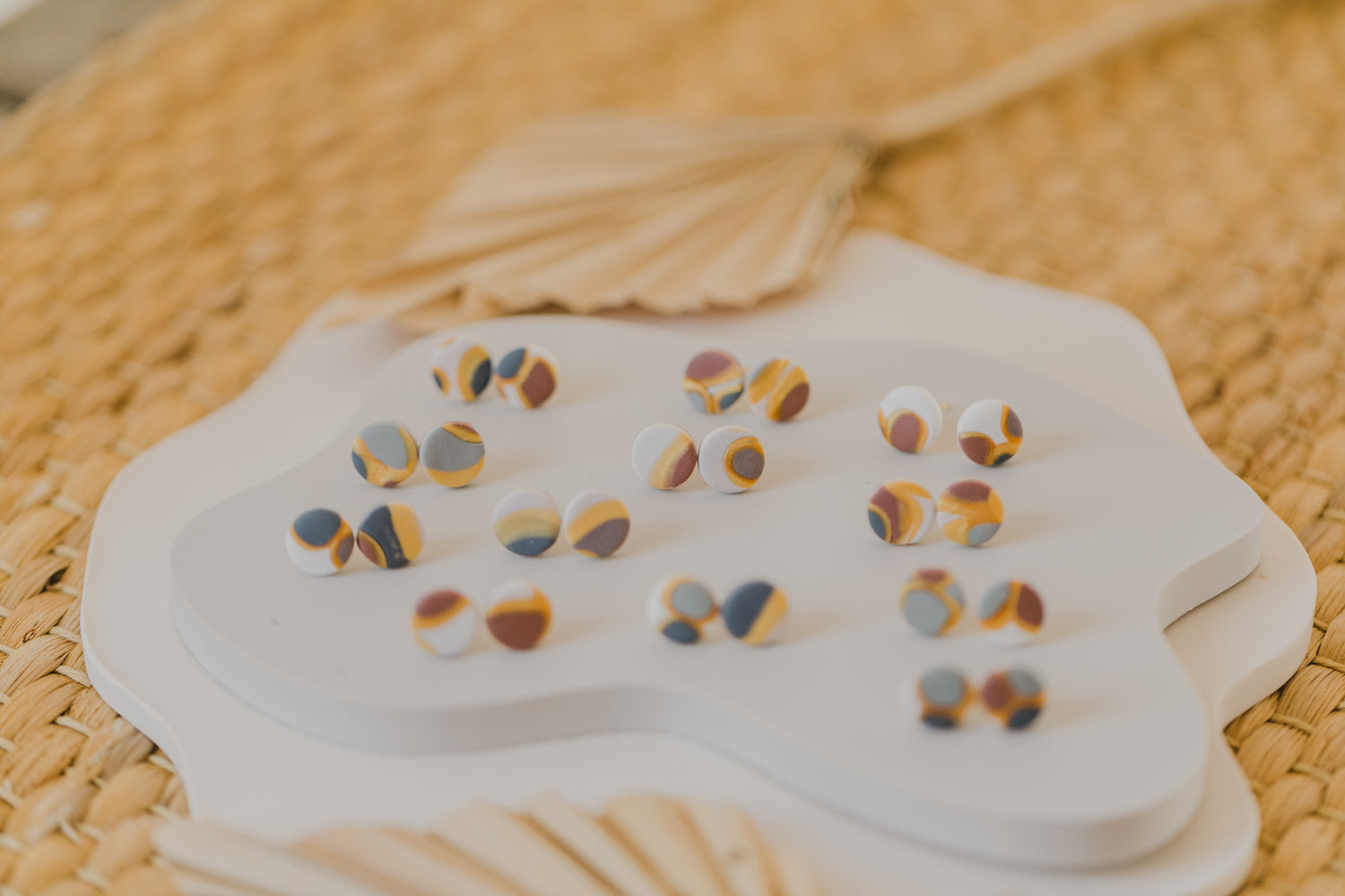 runde gepunktete kleine Ohrstecker aus Polymer Ton in verschiedenen Farben